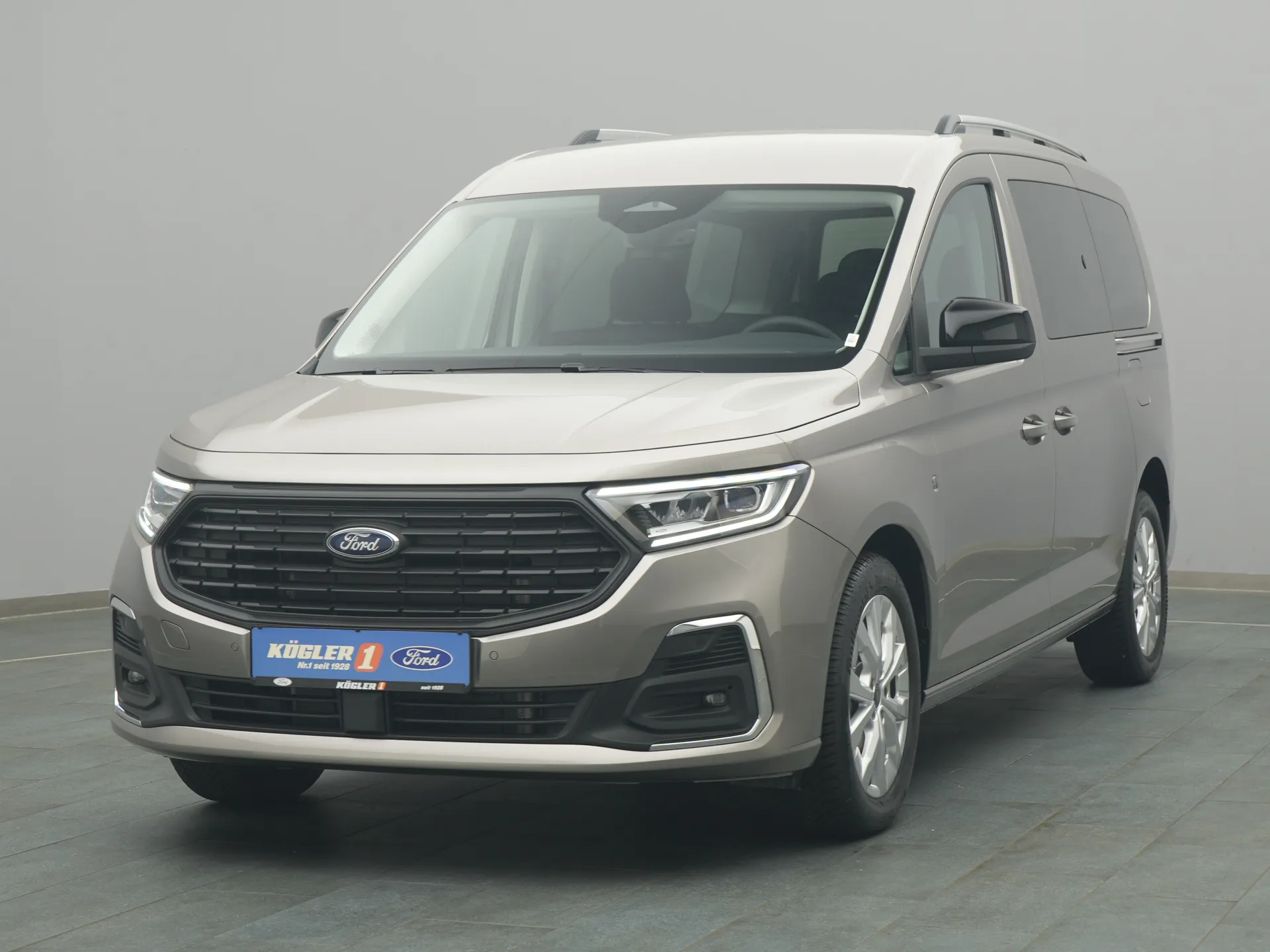 Ford Grand Tourneo in silber