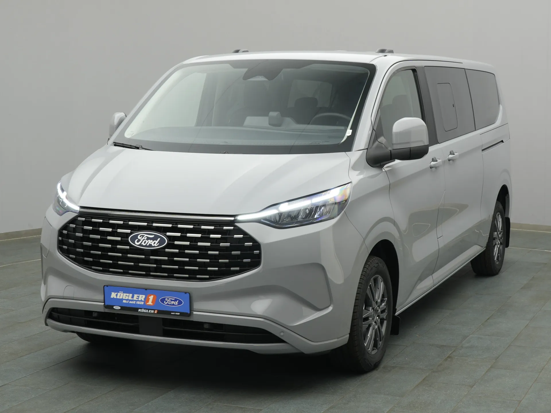 Ford Tourneo Custom in grau