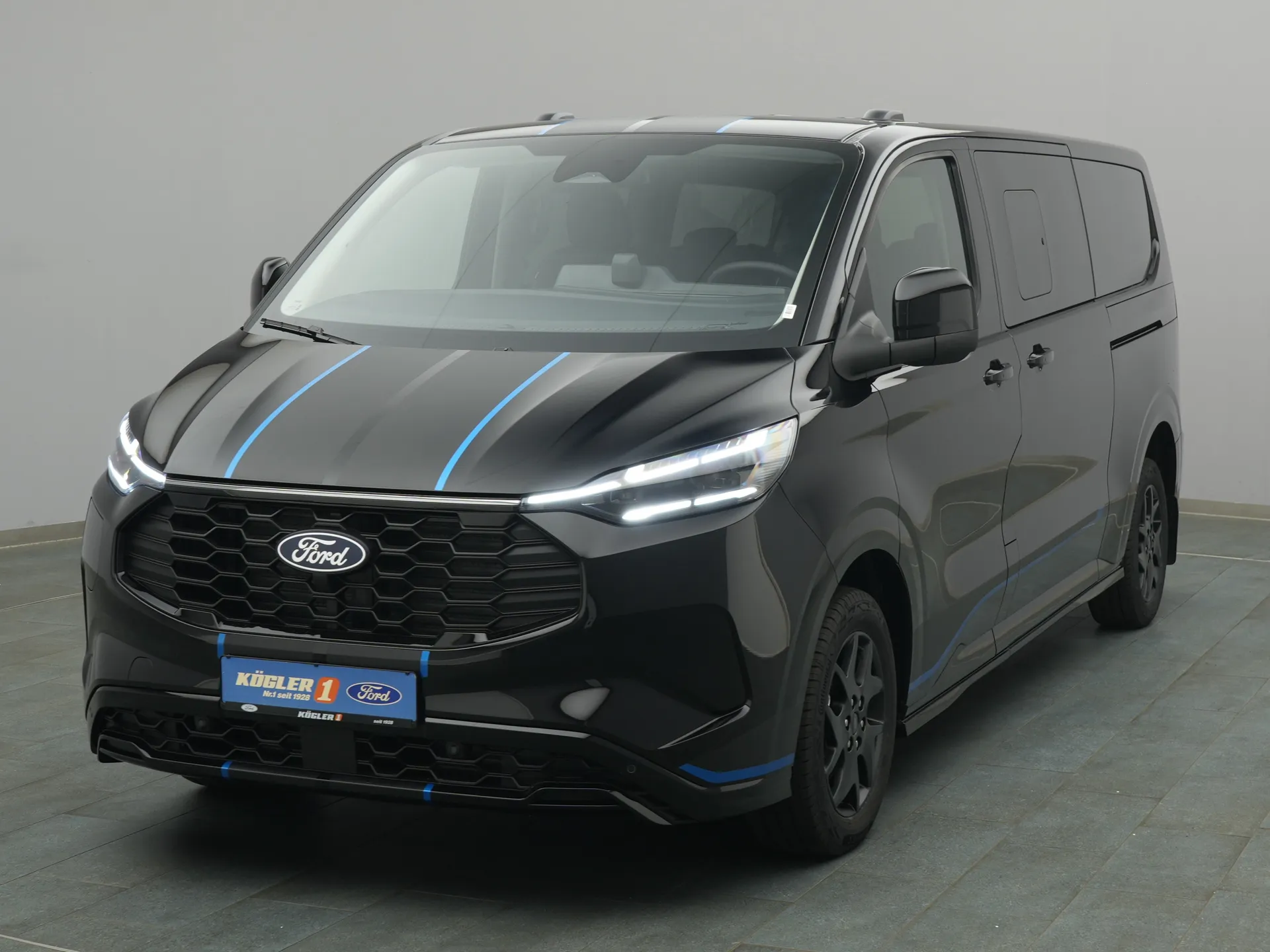Ford Tourneo Custom in schwarz
