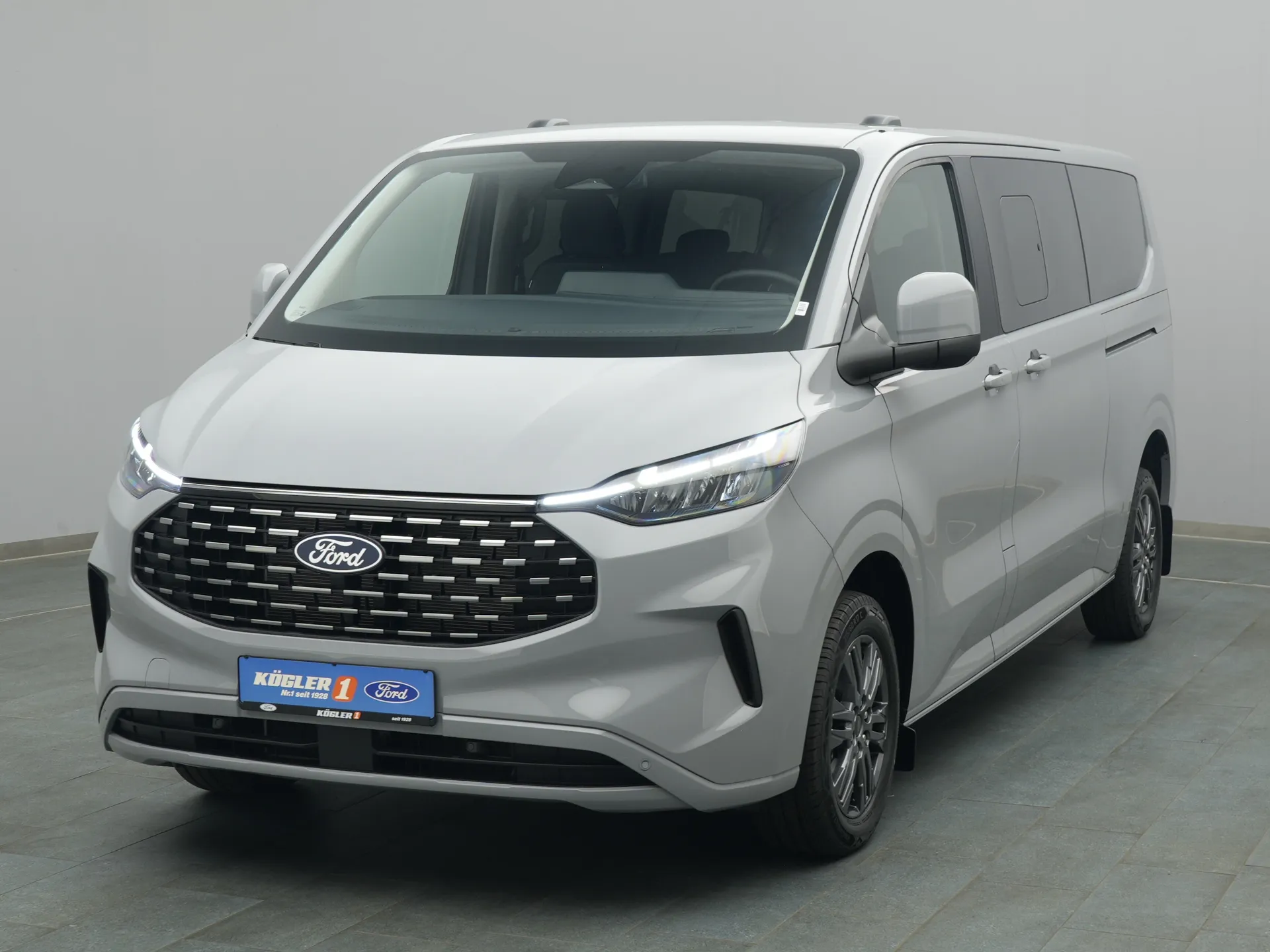 Ford Tourneo Custom Kombi in grau