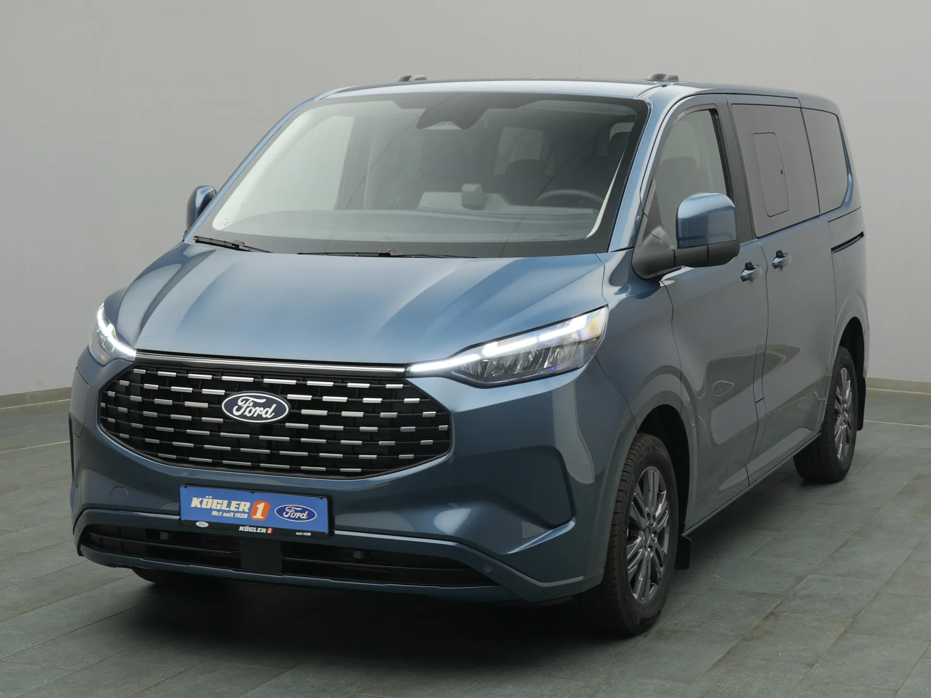 Ford Tourneo Custom in blau