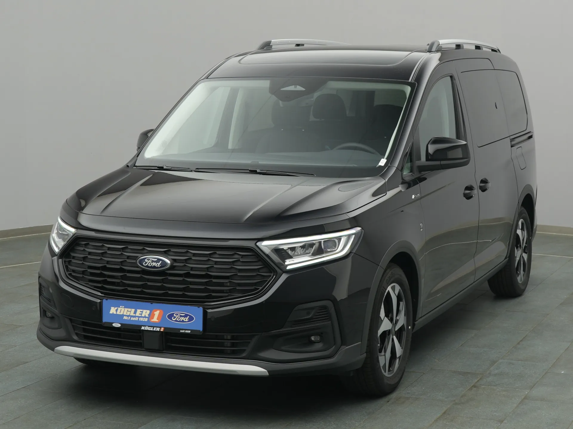Ford Grand Tourneo in schwarz