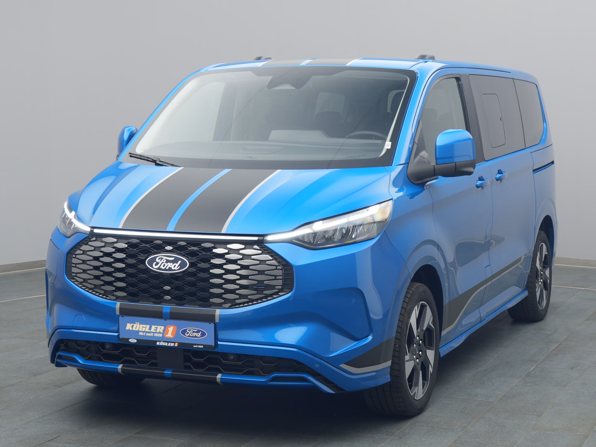 Ford Tourneo Custom Sport in blau