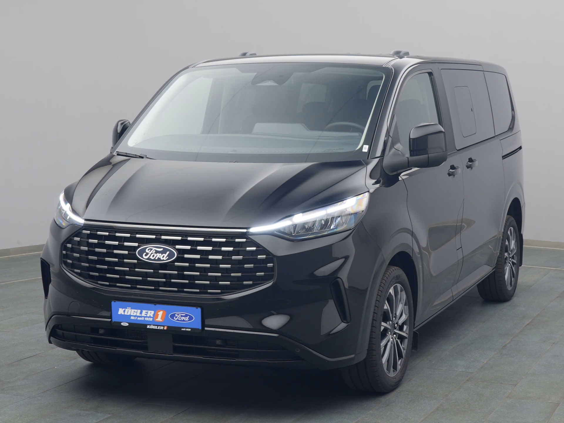 Ford Tourneo Custom Titanium in schwarz