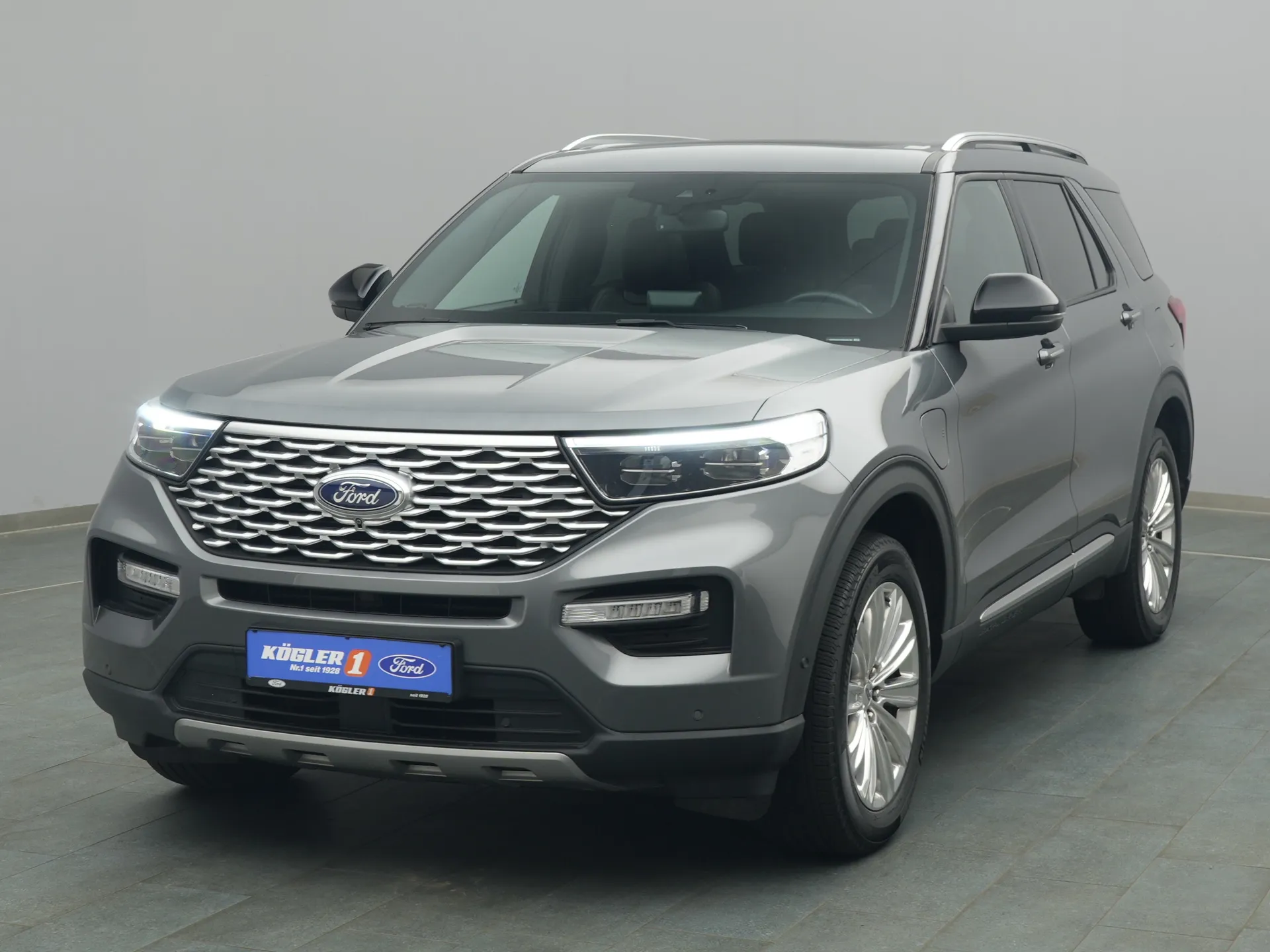 Ford Explorer Platinum in grau