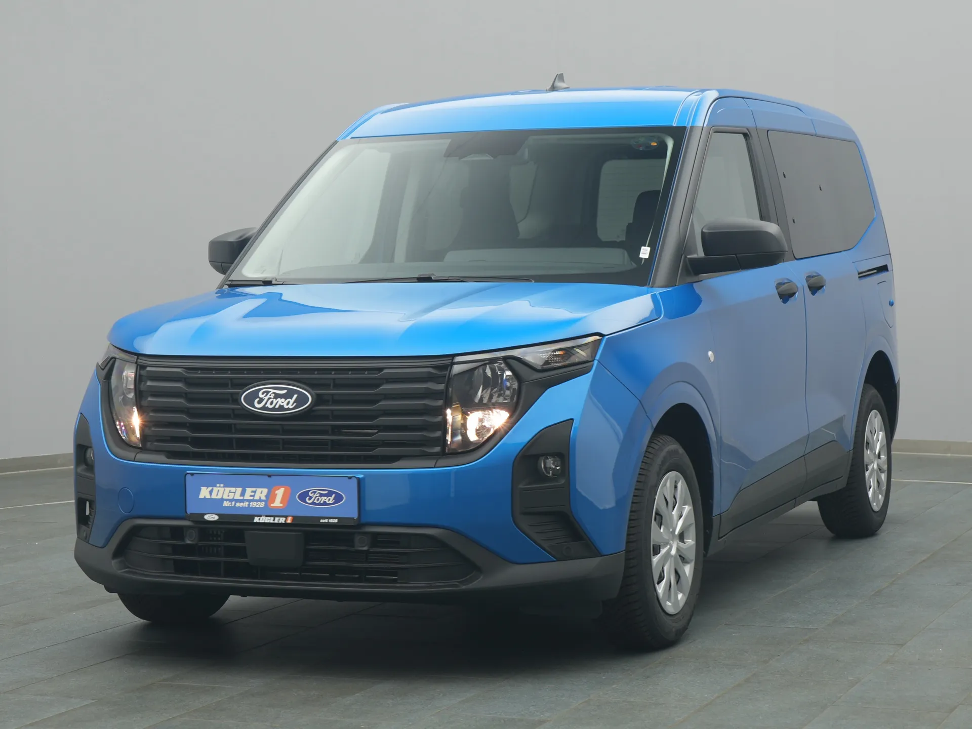 Ford Tourneo Courier Trend in blau
