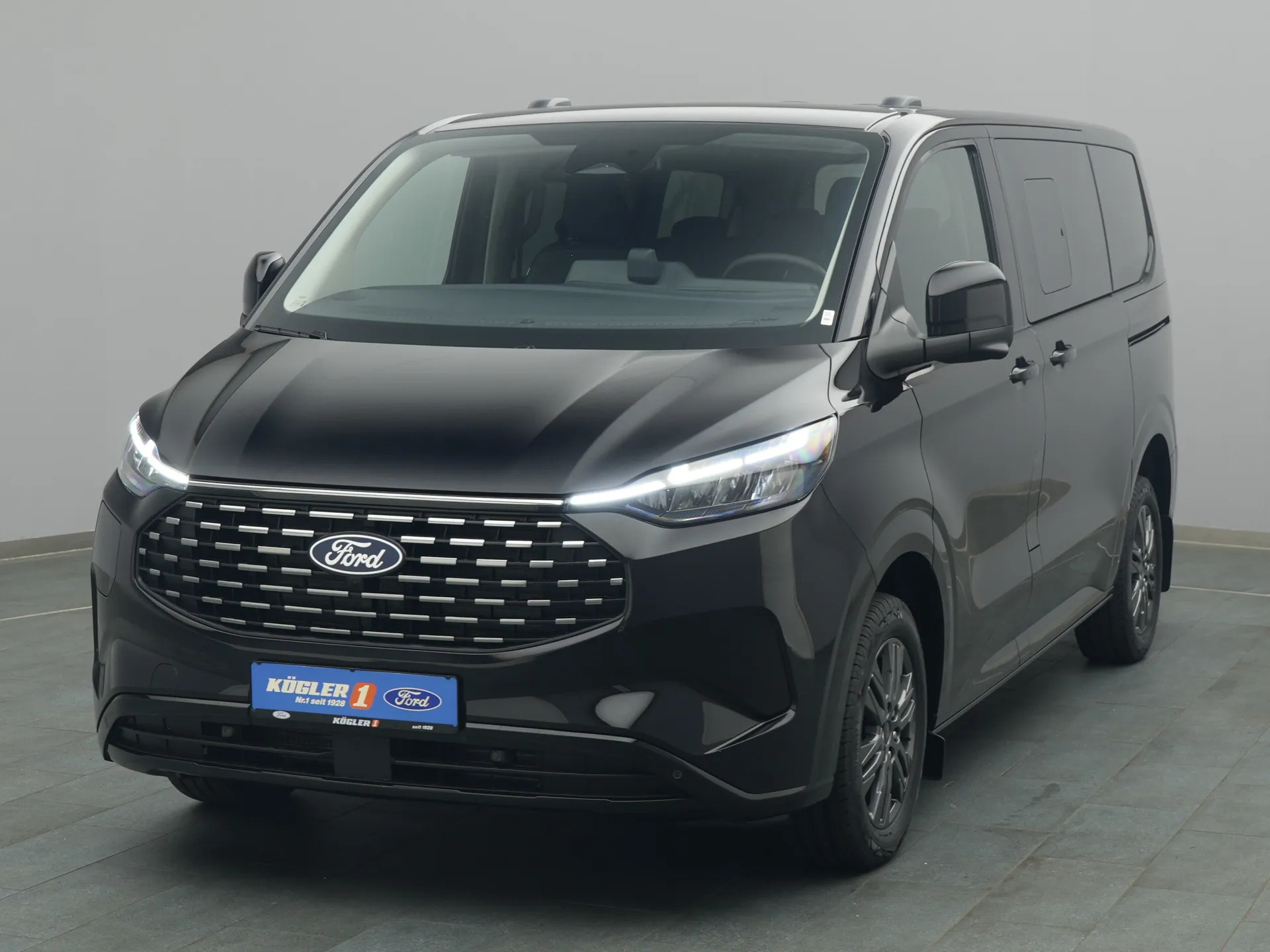 Ford Tourneo Custom in schwarz