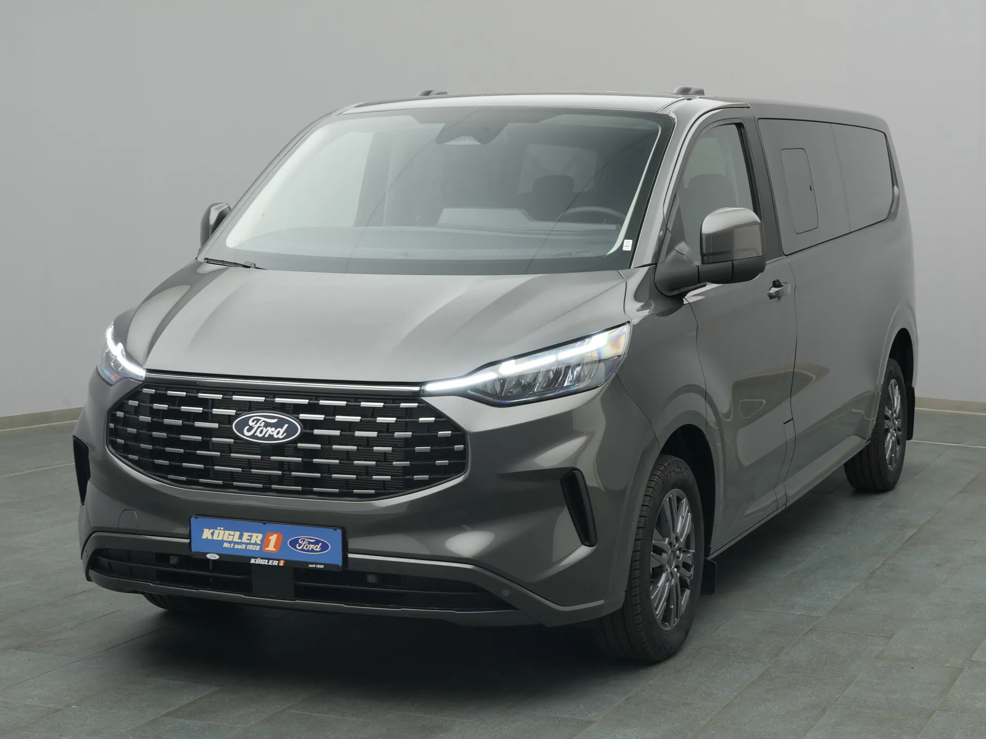 Ford Tourneo Custom Kombi in grau