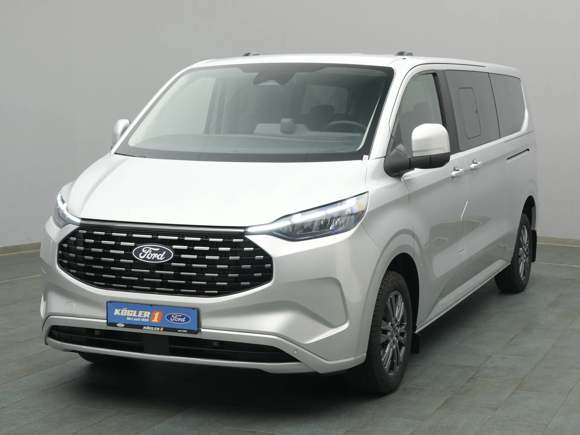 Ford Tourneo Custom in silber