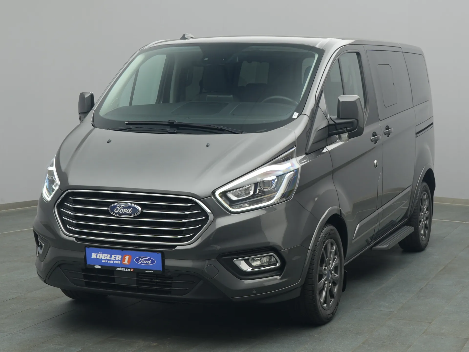 Ford Tourneo Custom in grau