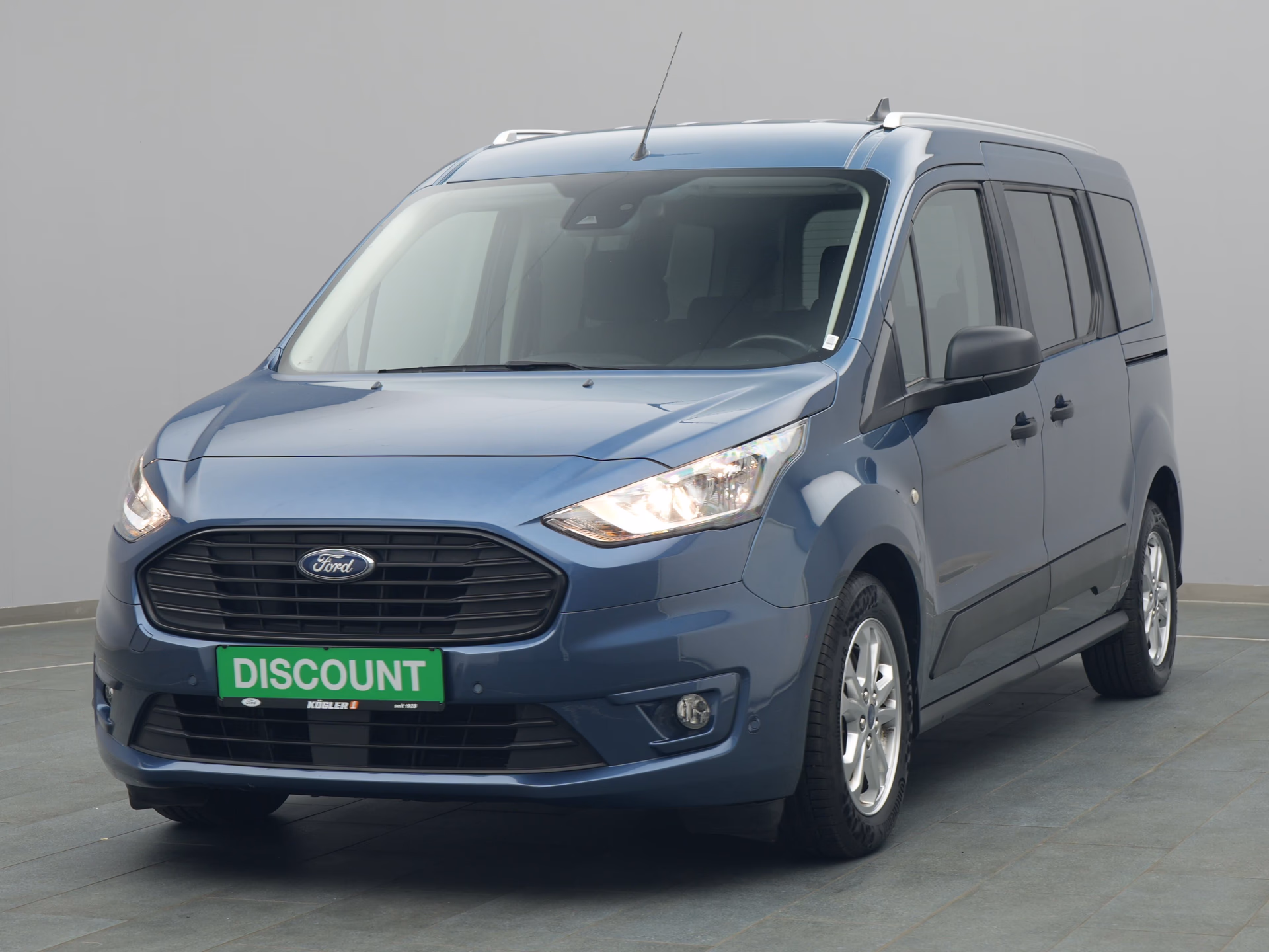 Ford Grand Tourneo in blau