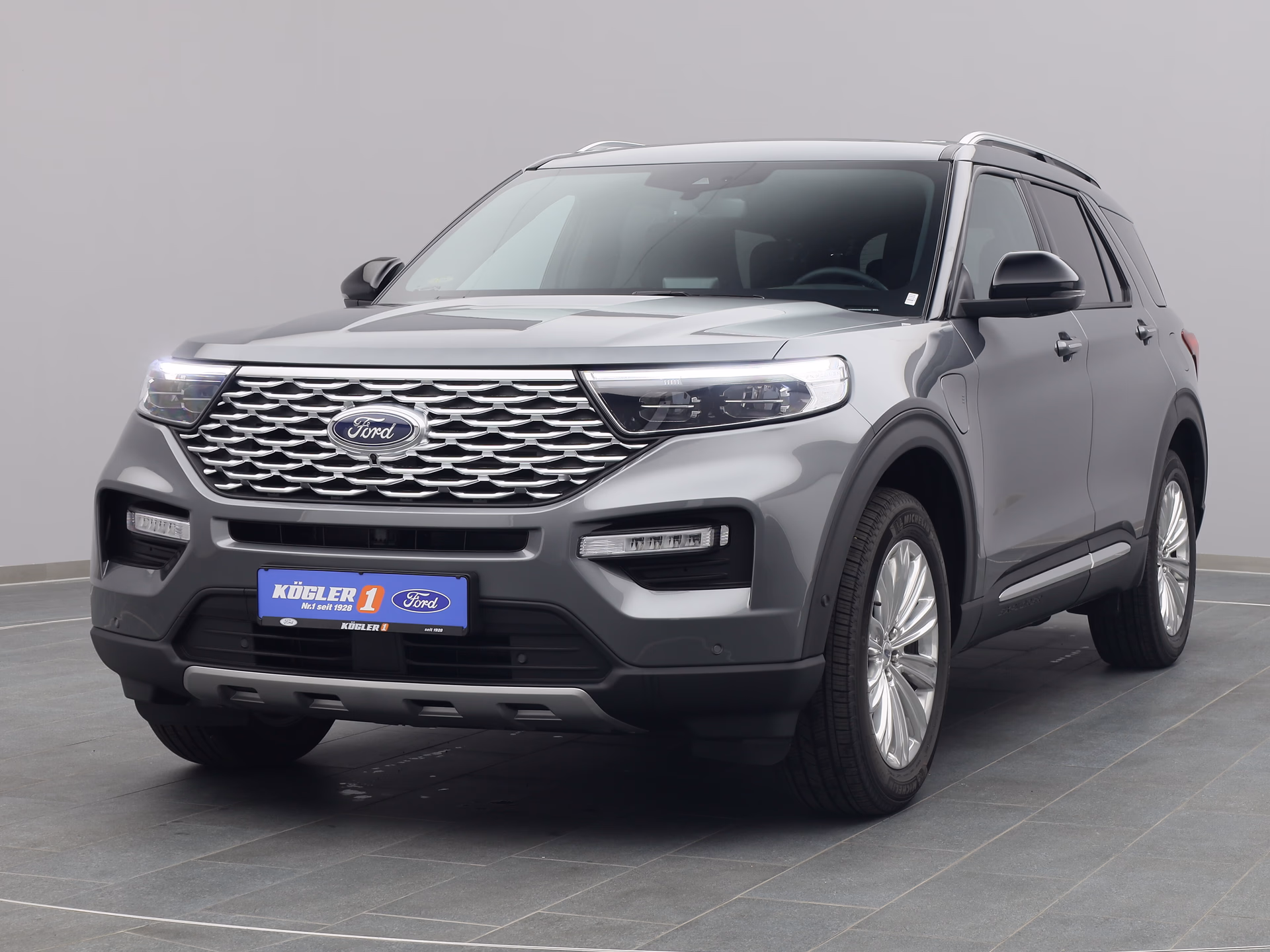 Ford Explorer Platinum in grau