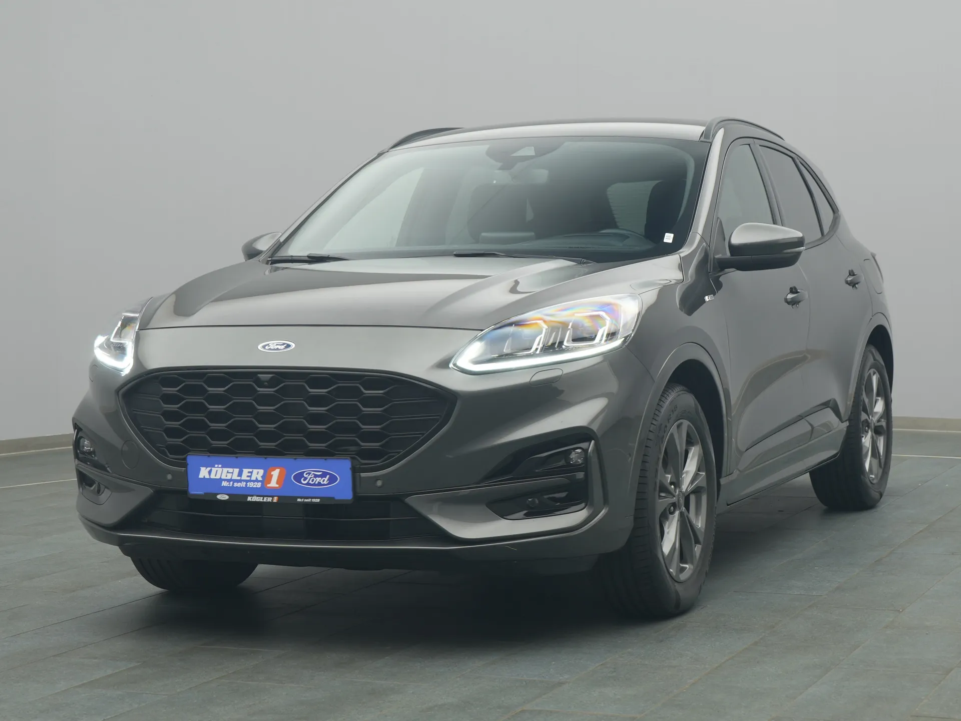 Ford Kuga ST-Line X in grau