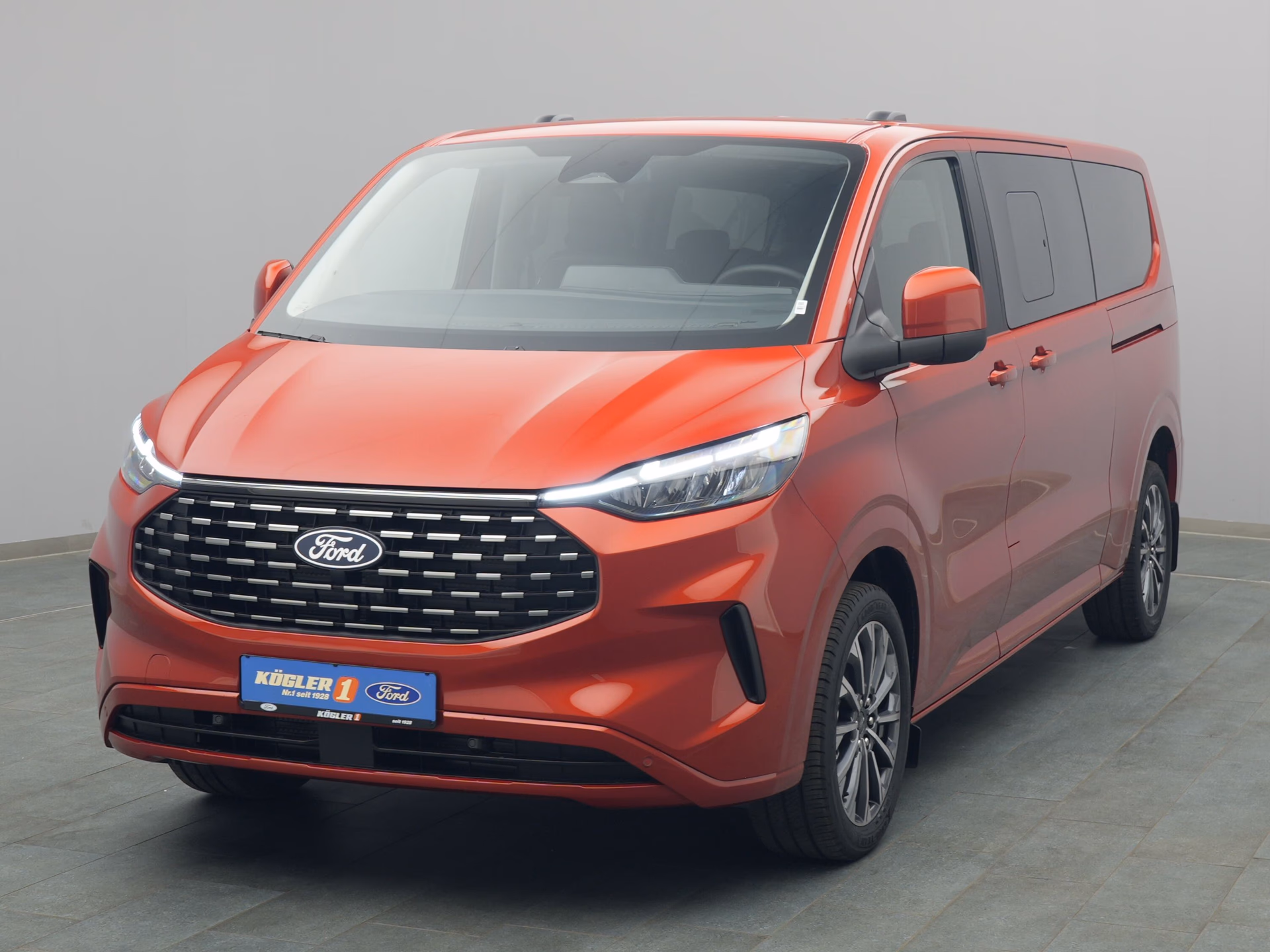 Ford Tourneo Custom Titanium in rot