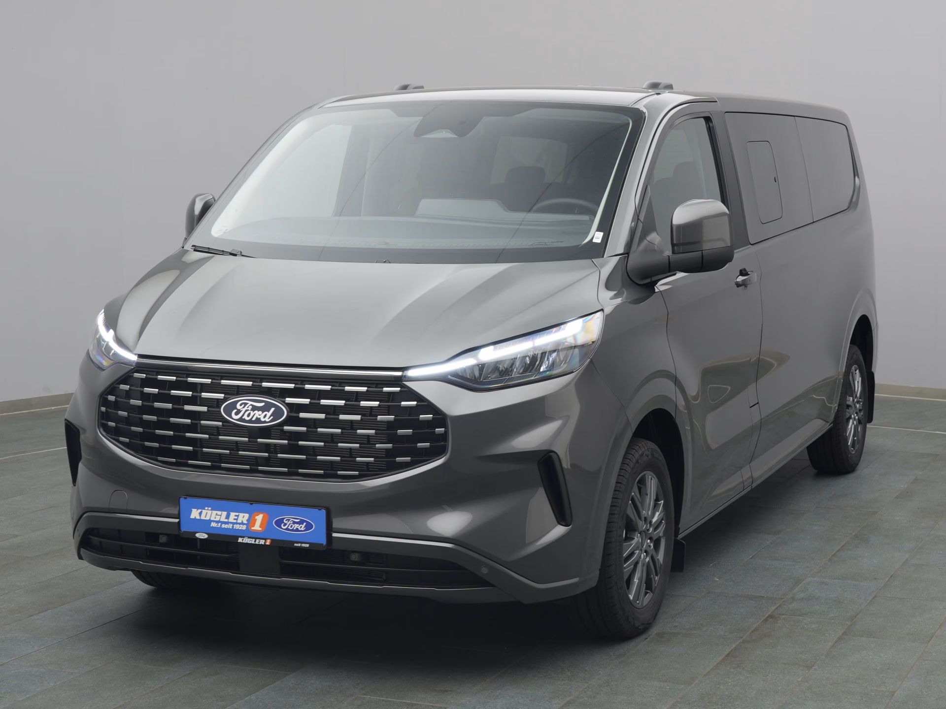 Ford Tourneo Custom Titanium in grau