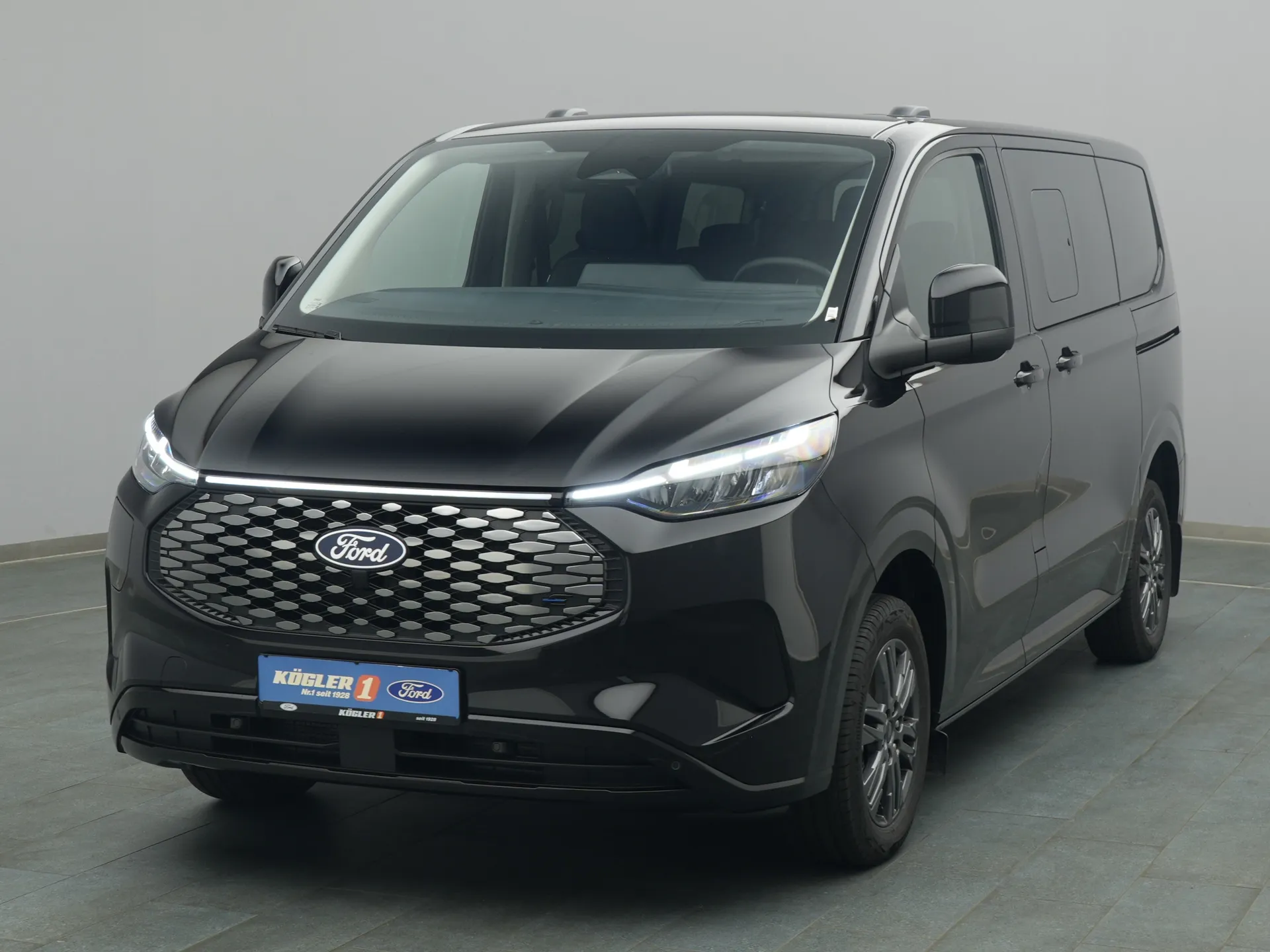 Ford Tourneo Custom Titanium in schwarz