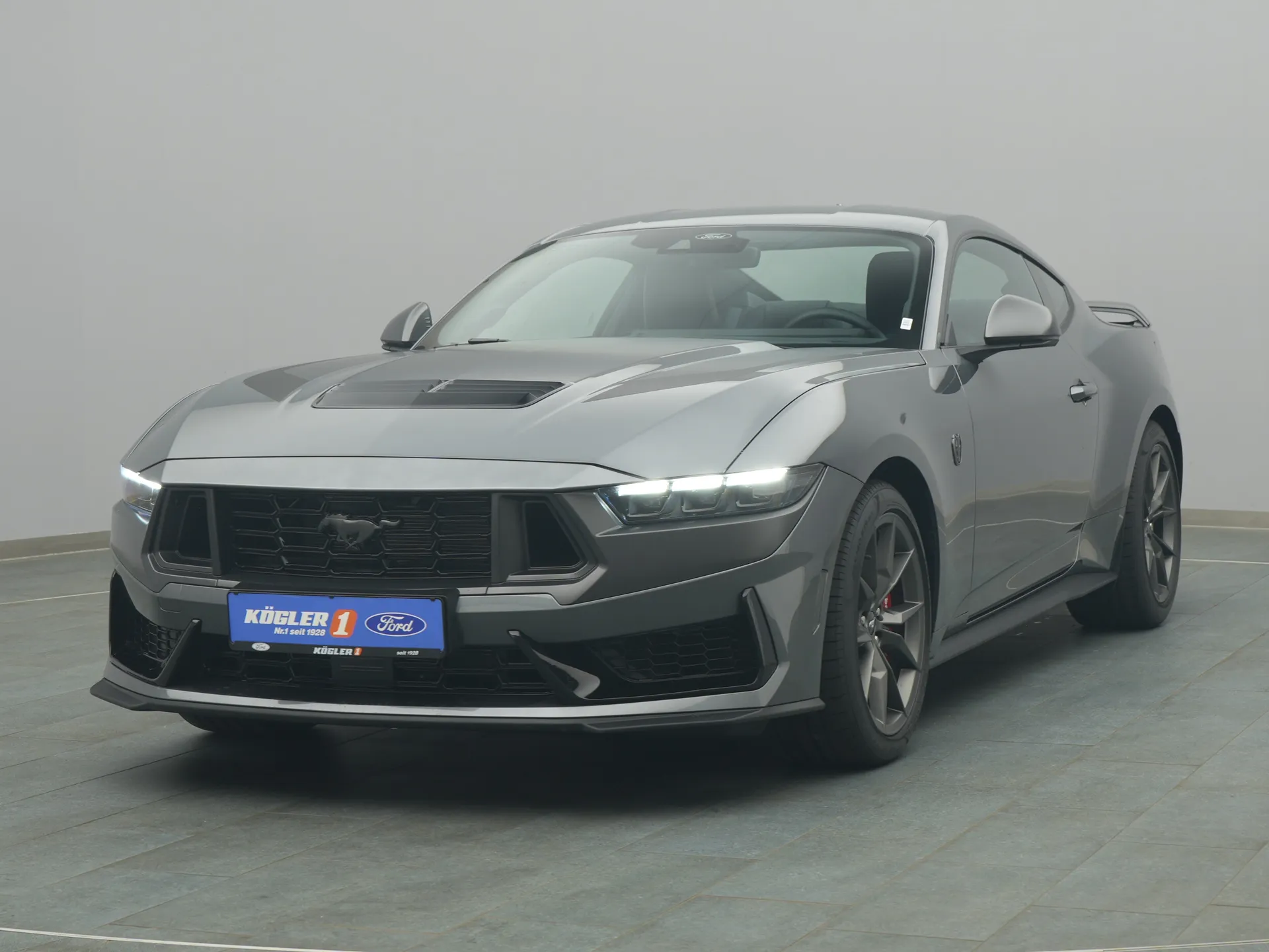 Ford Mustang Dark Horse in grau