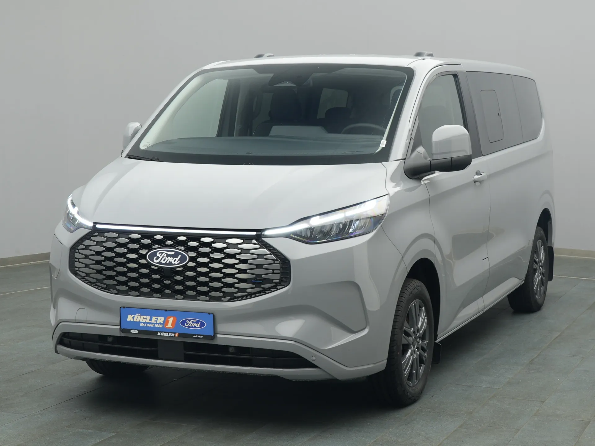 Ford Tourneo Custom Titanium in grau