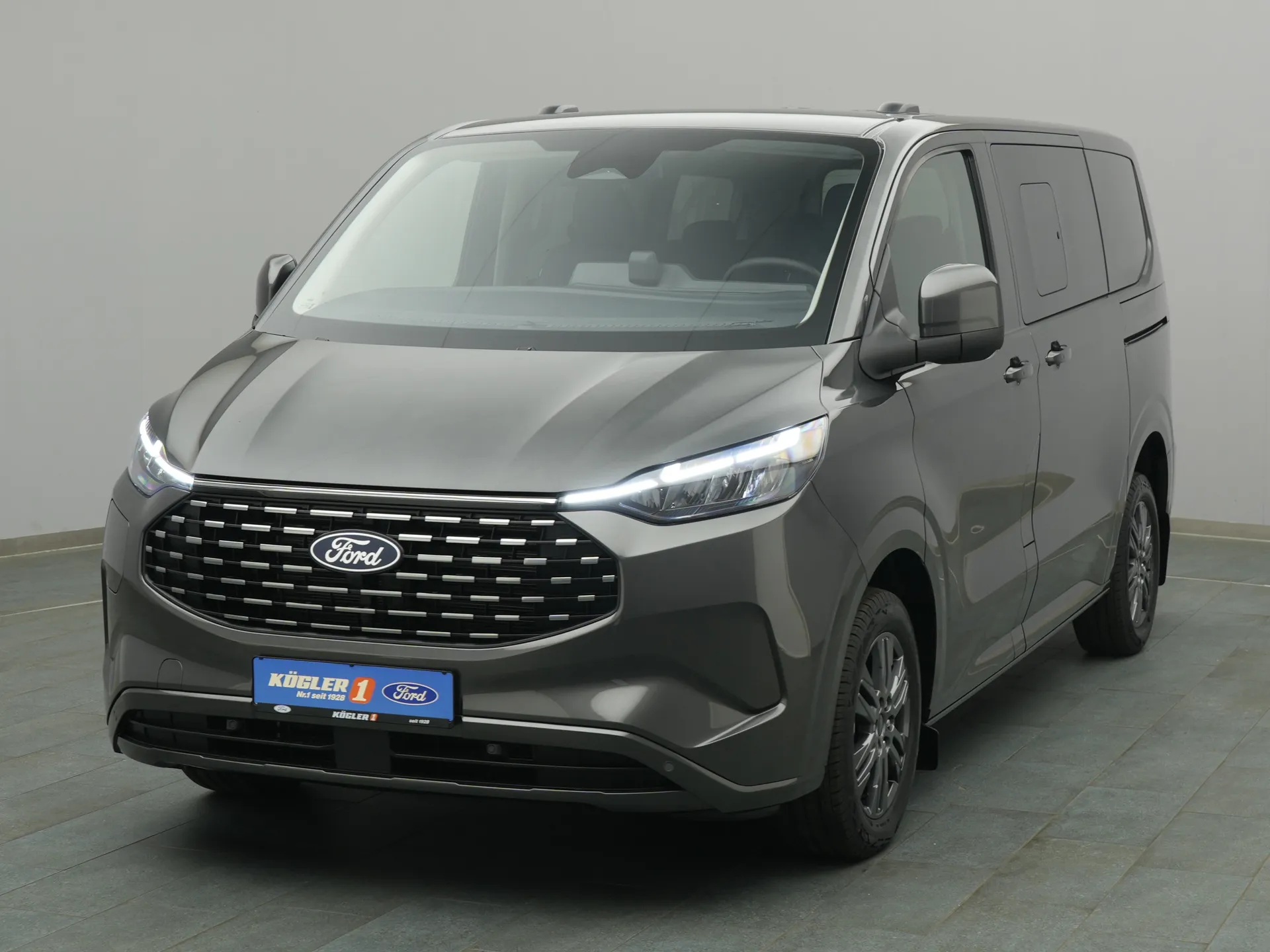 Ford Tourneo Custom in grau