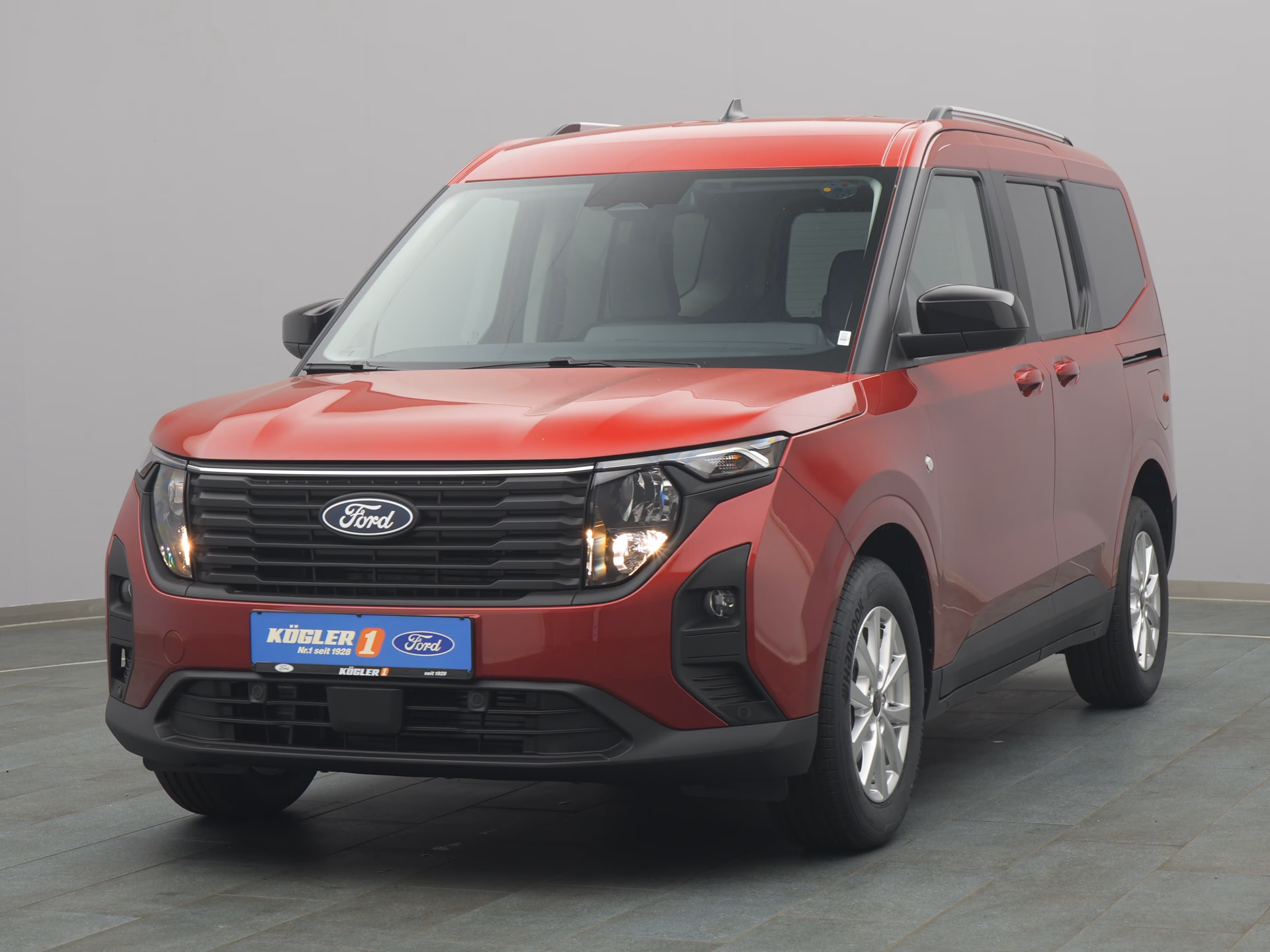 Ford Tourneo Courier Titanium in rot