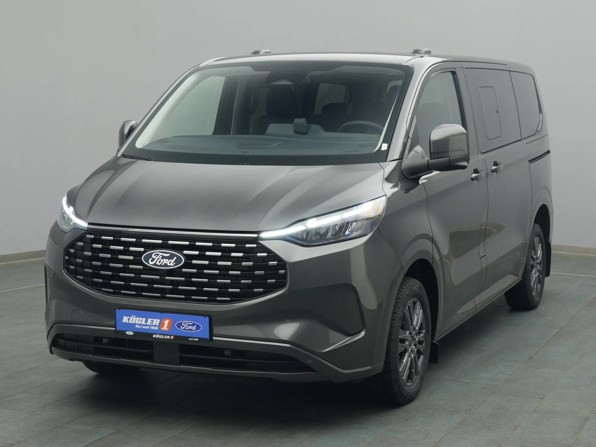 Ford Tourneo Custom in grau