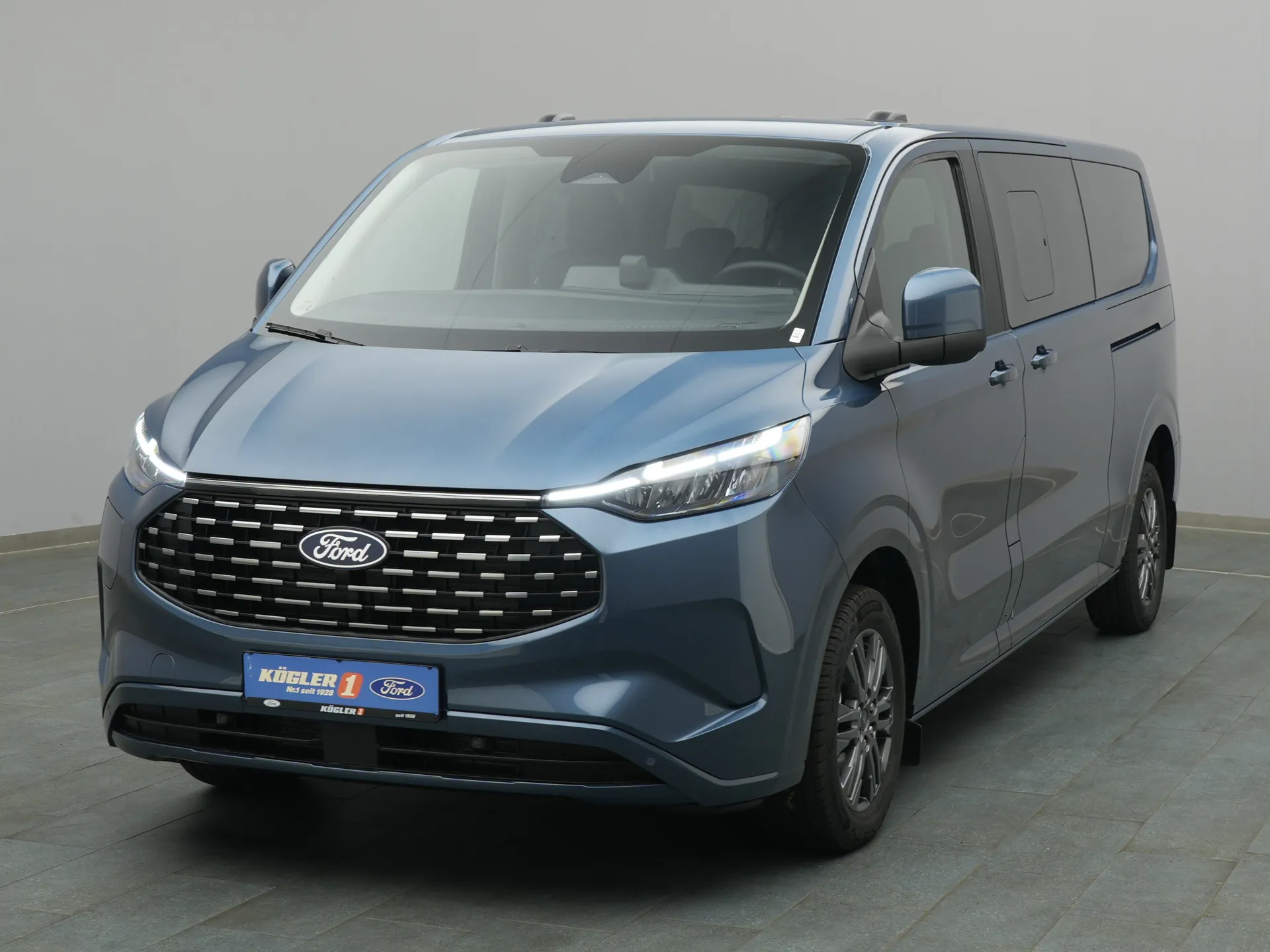 Ford Tourneo Custom in blau