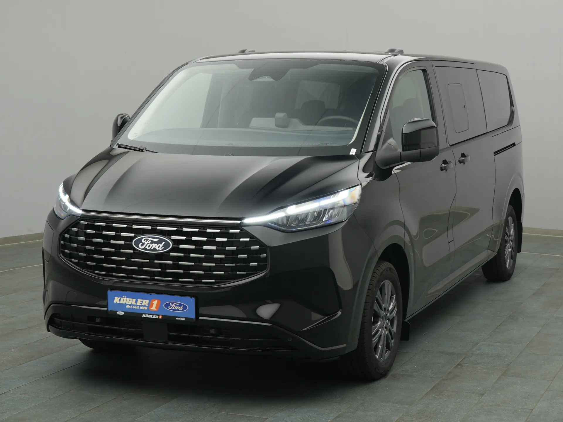 Ford Tourneo Custom in schwarz