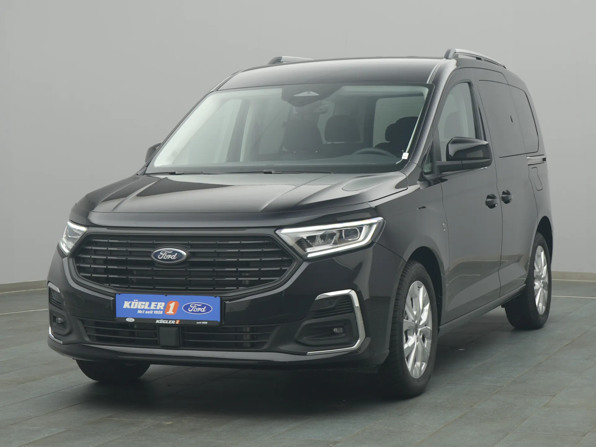 Ford Tourneo Connect Titanium in schwarz