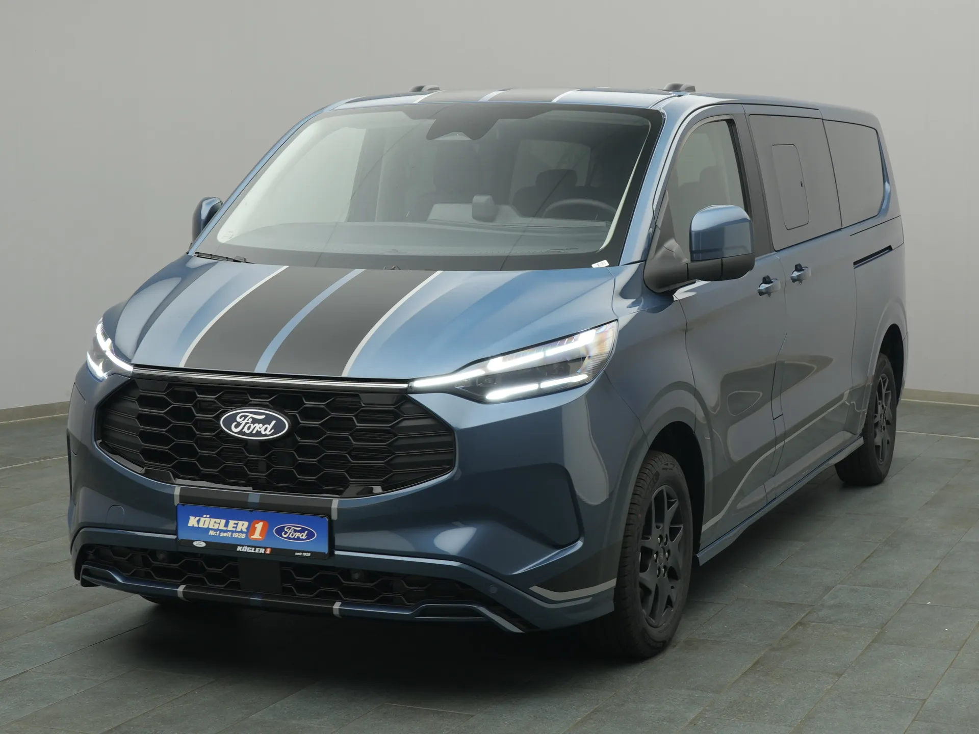 Ford Tourneo Custom in blau