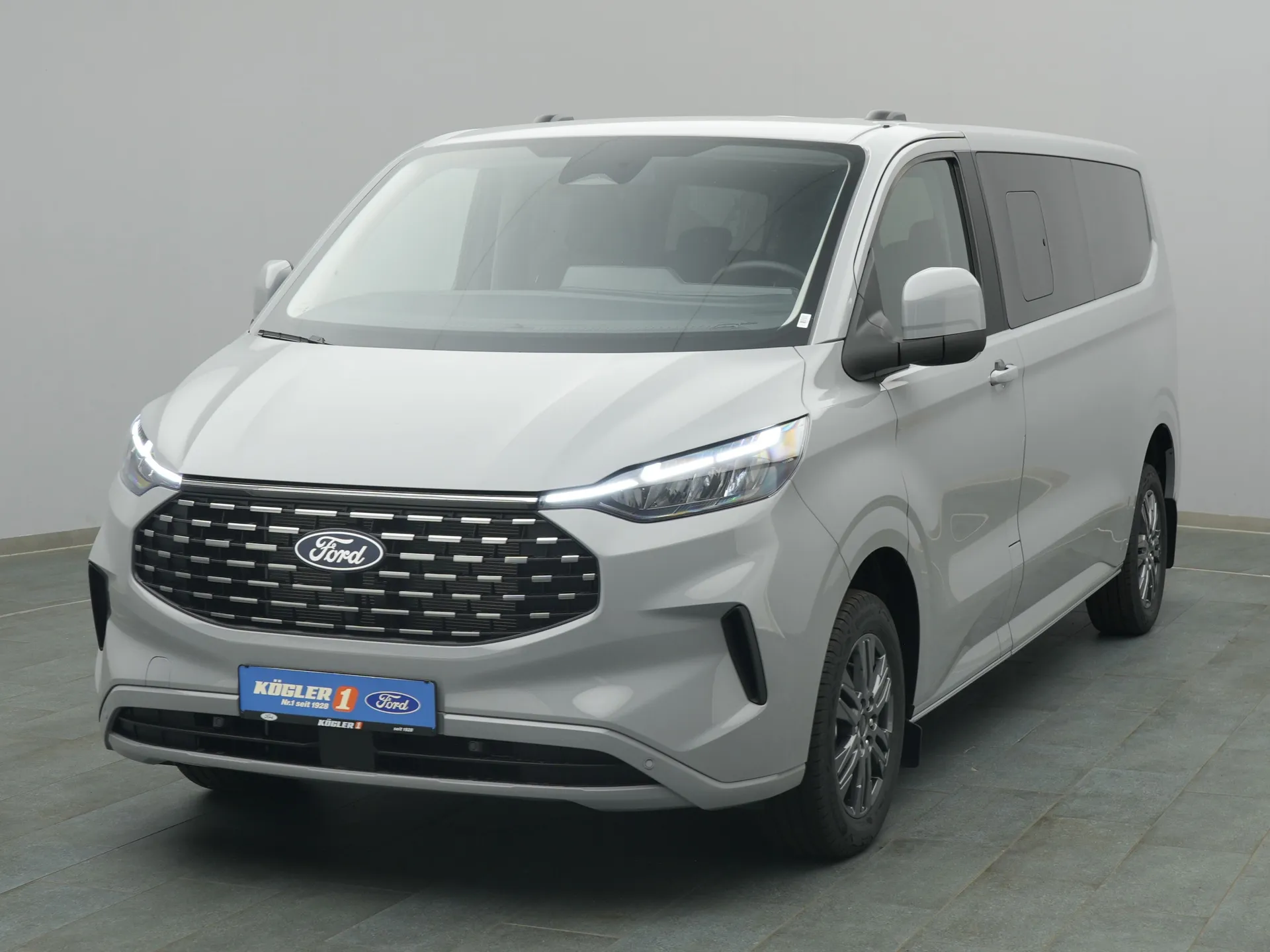 Ford Tourneo Custom in grau