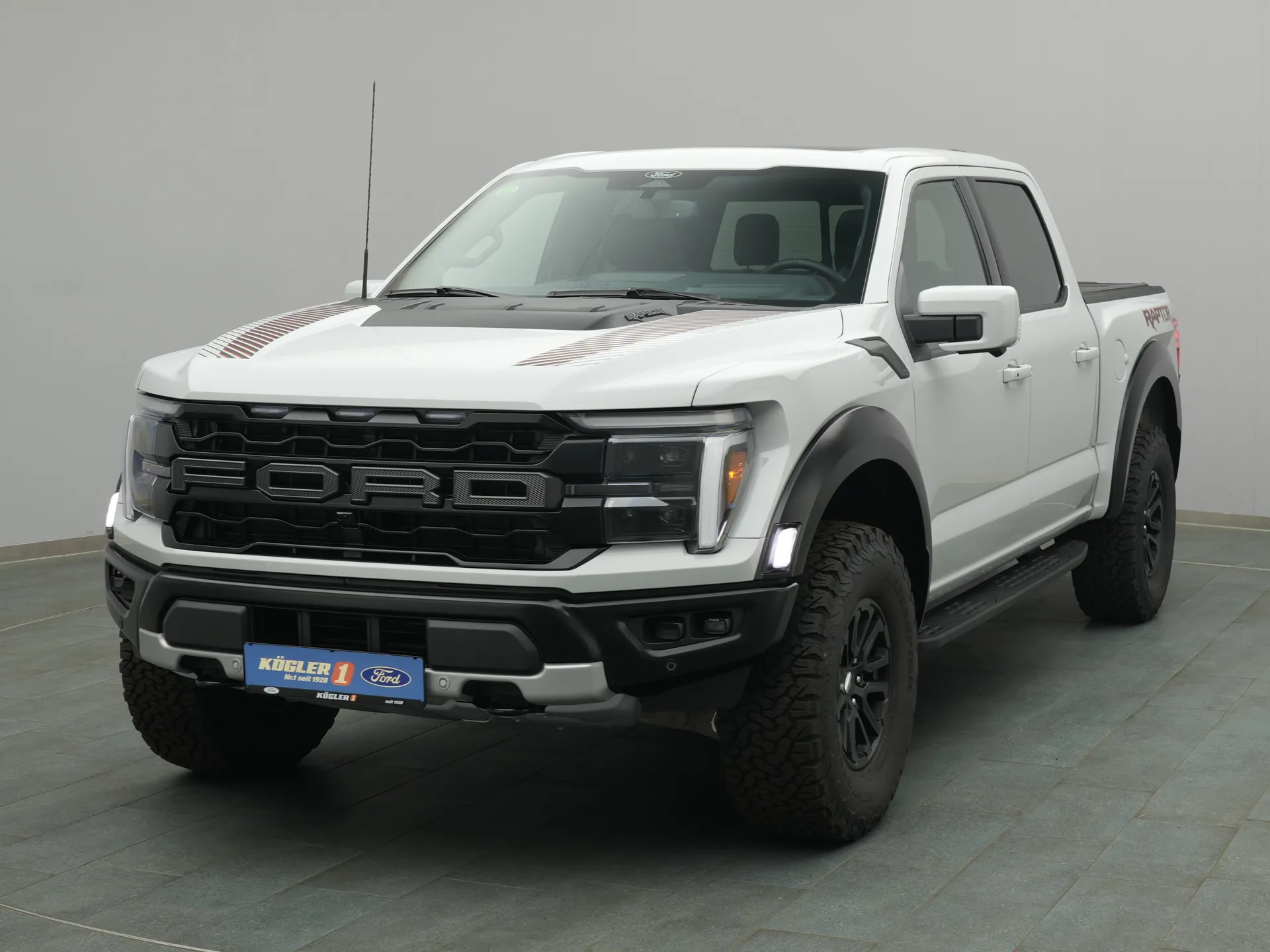 Ford F150 Raptor in weiss