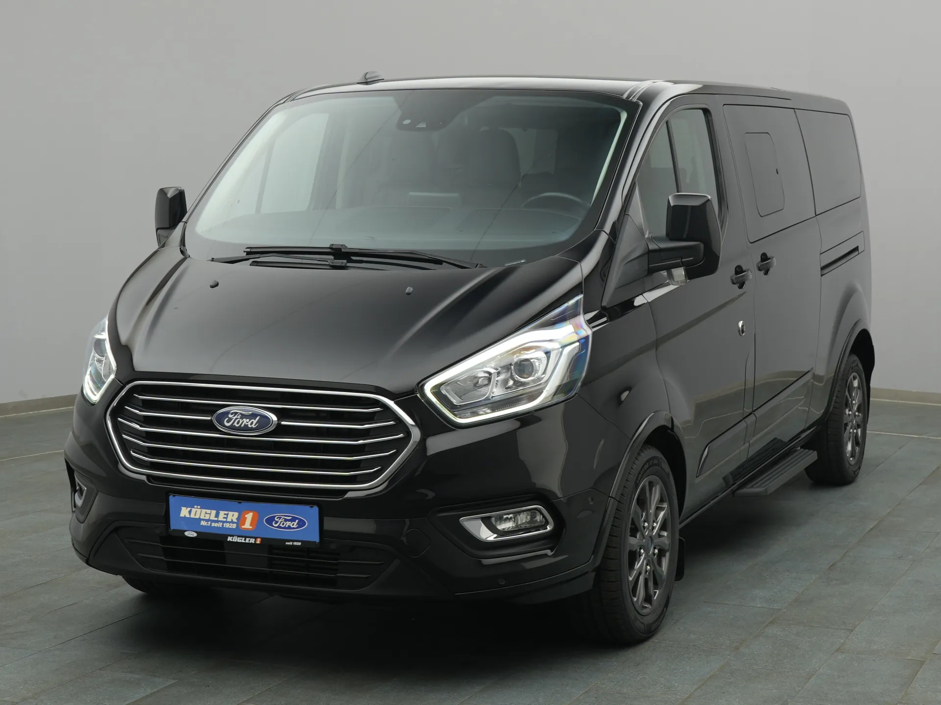 Ford Tourneo Custom in schwarz