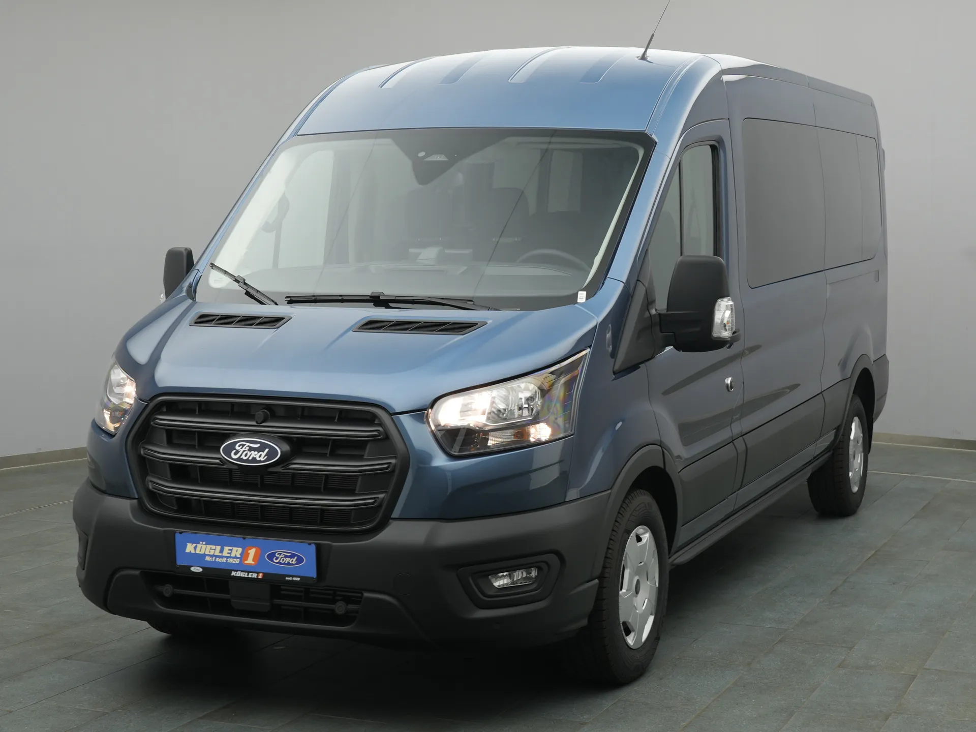 Ford Transit Kombi in blau