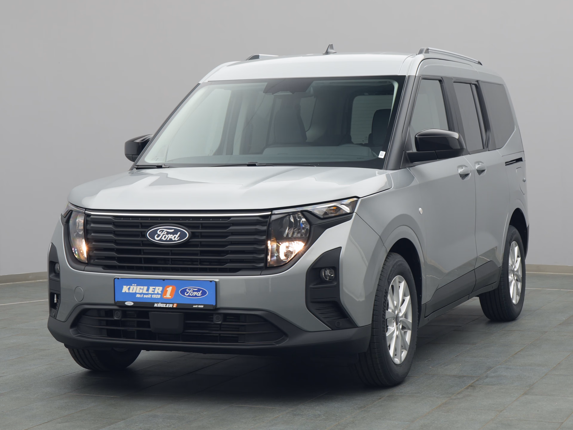 Ford Tourneo Courier Titanium in silber