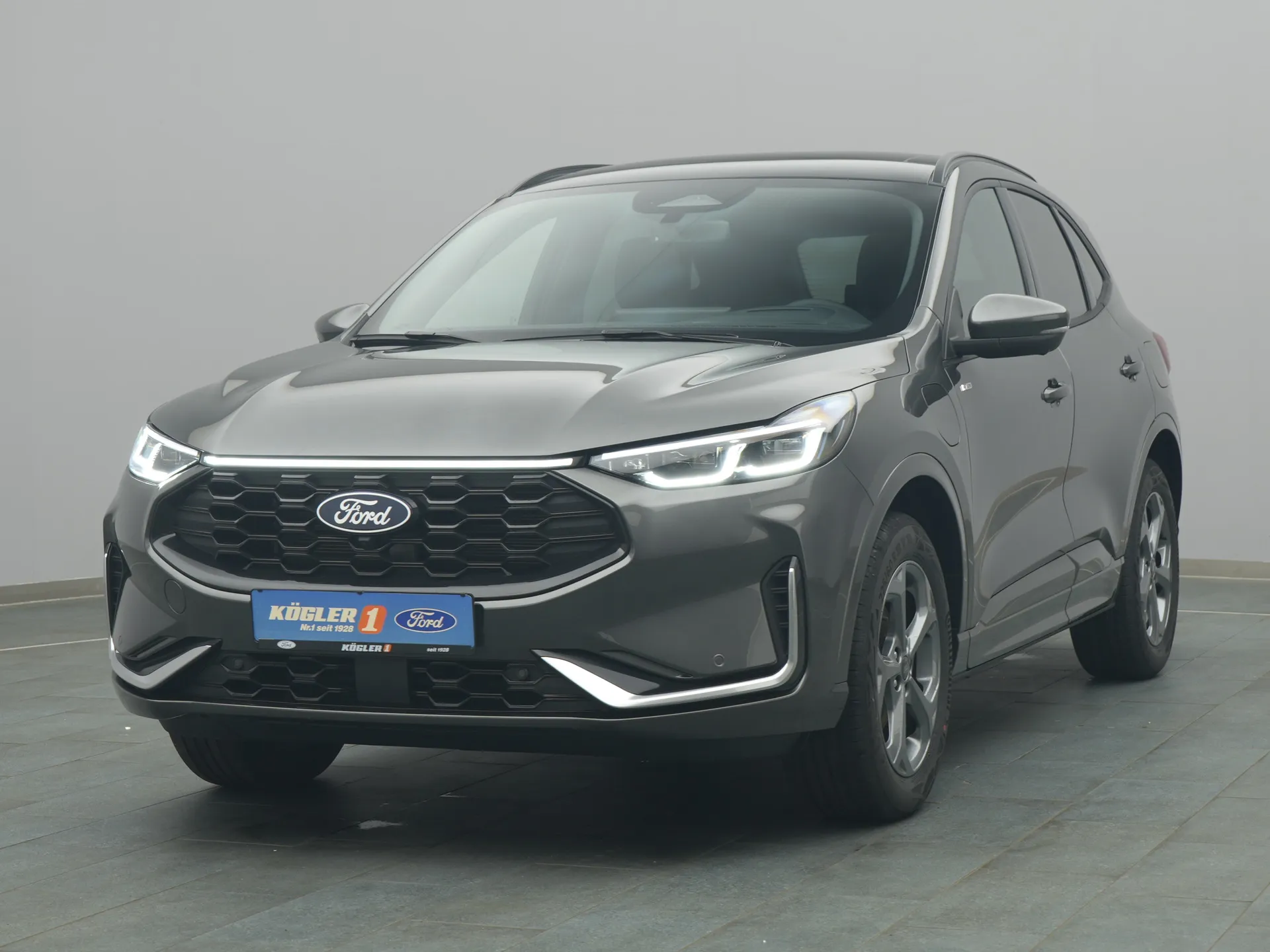 Ford Kuga ST-Line X in grau