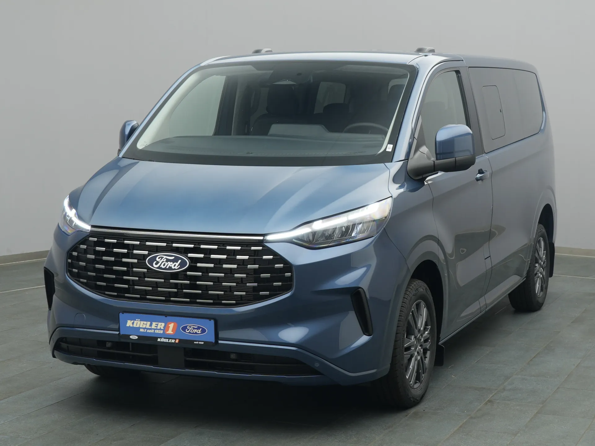 Ford Tourneo Custom Kombi in blau