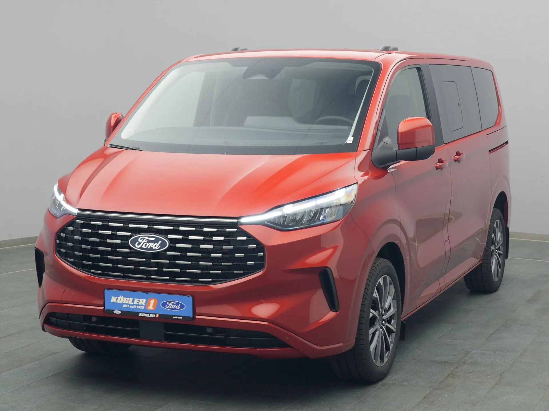 Ford Tourneo Custom Titanium in rot