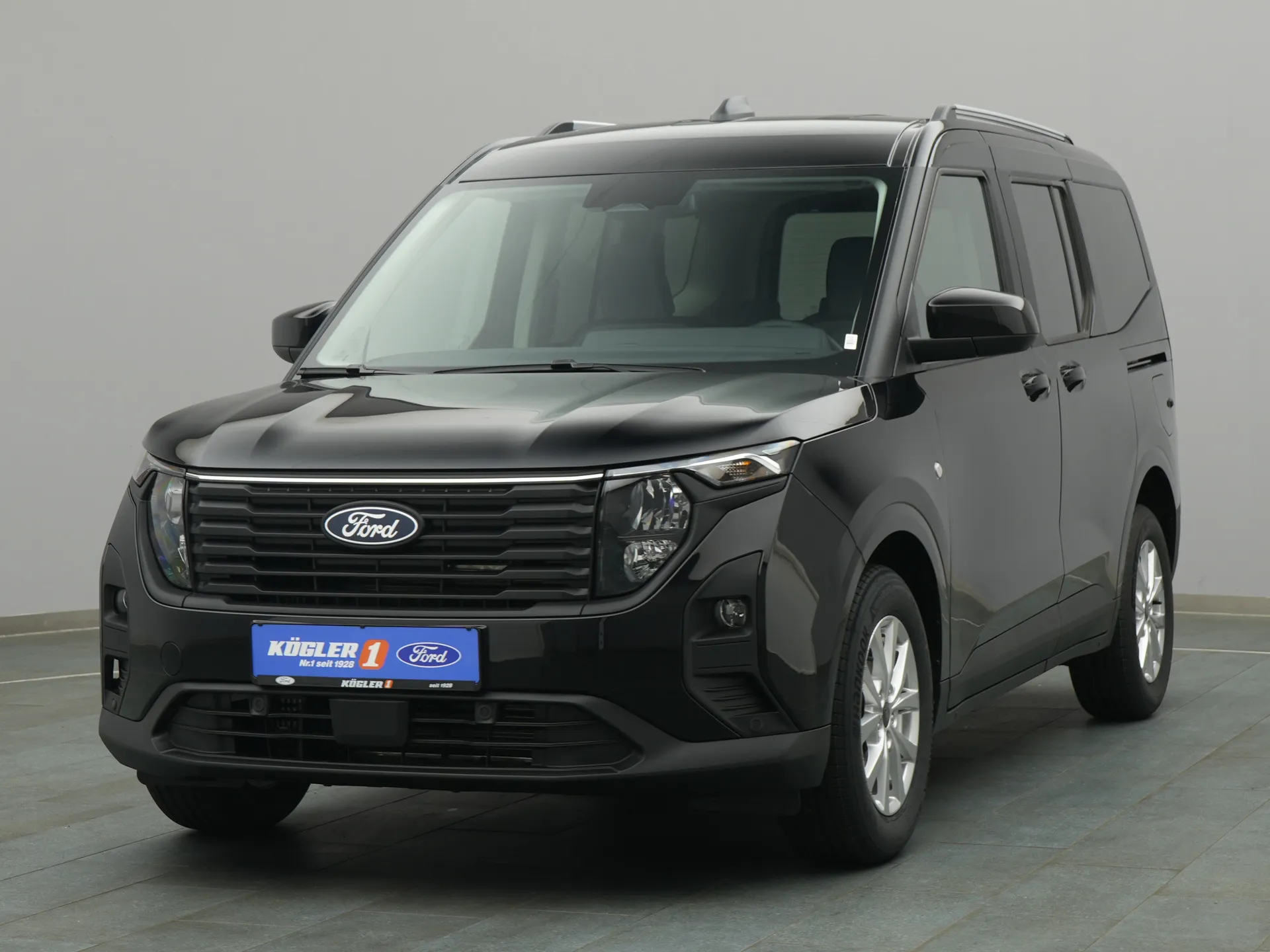 Ford Tourneo Courier Titanium in schwarz