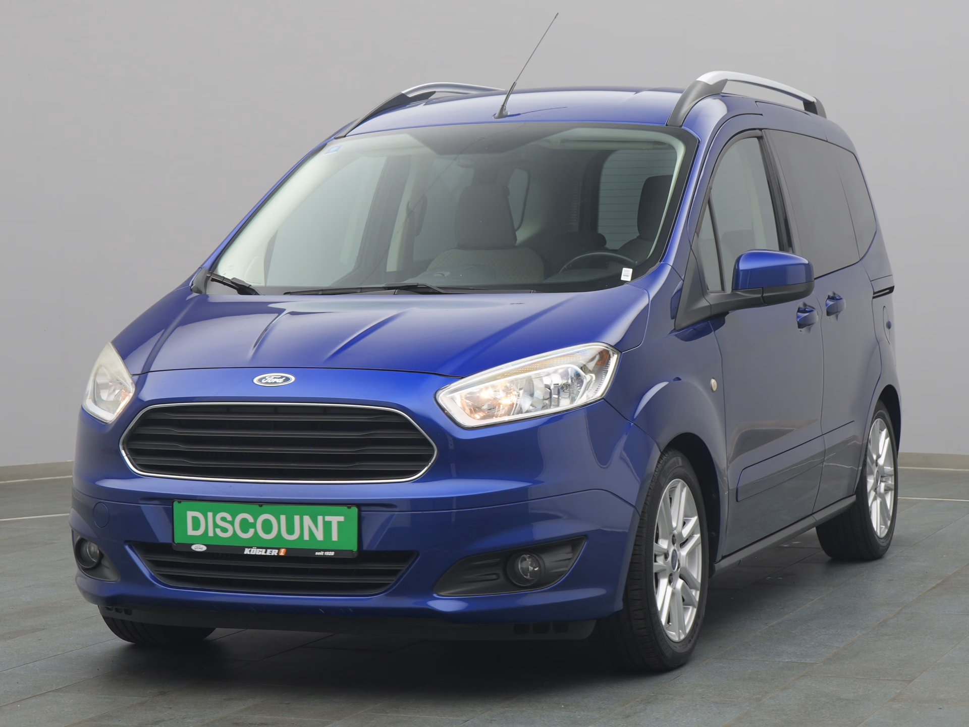 Ford Tourneo Courier Titanium in blau