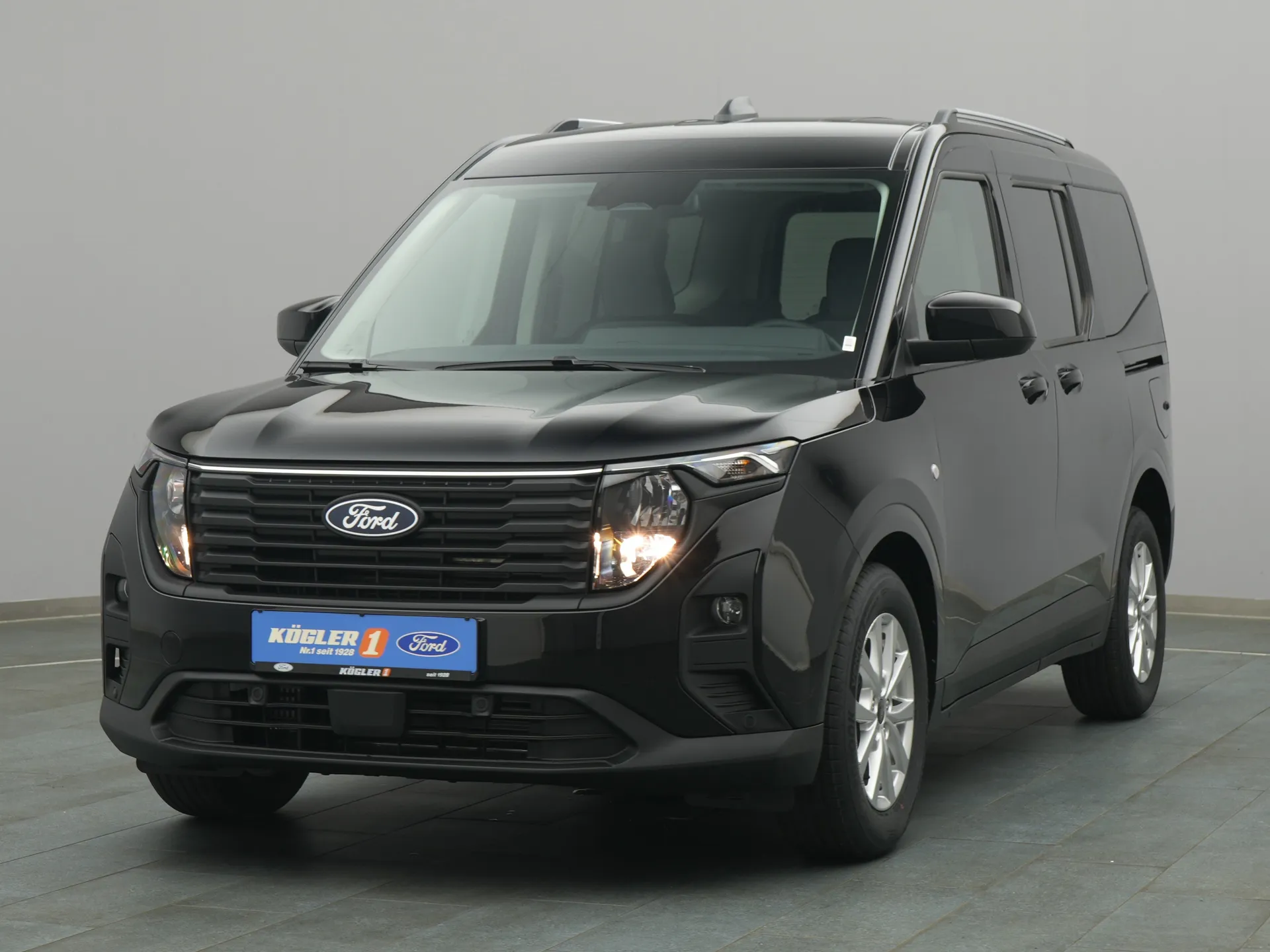 Ford Tourneo Courier Titanium in schwarz