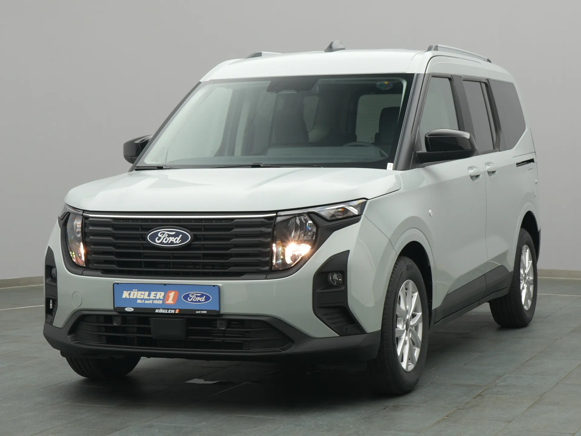Ford Tourneo Courier Titanium in grau