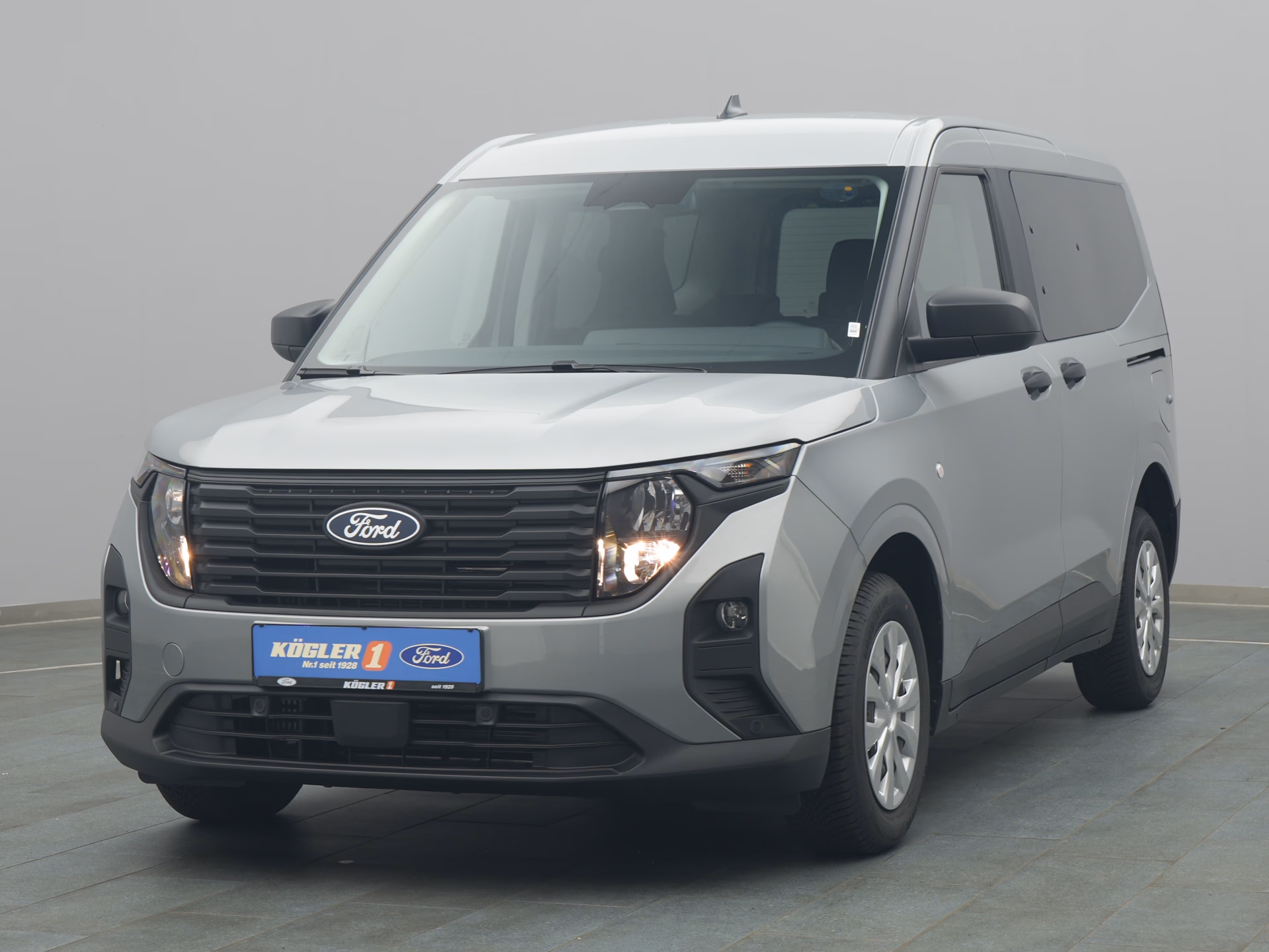 Ford Tourneo Courier Trend in silber