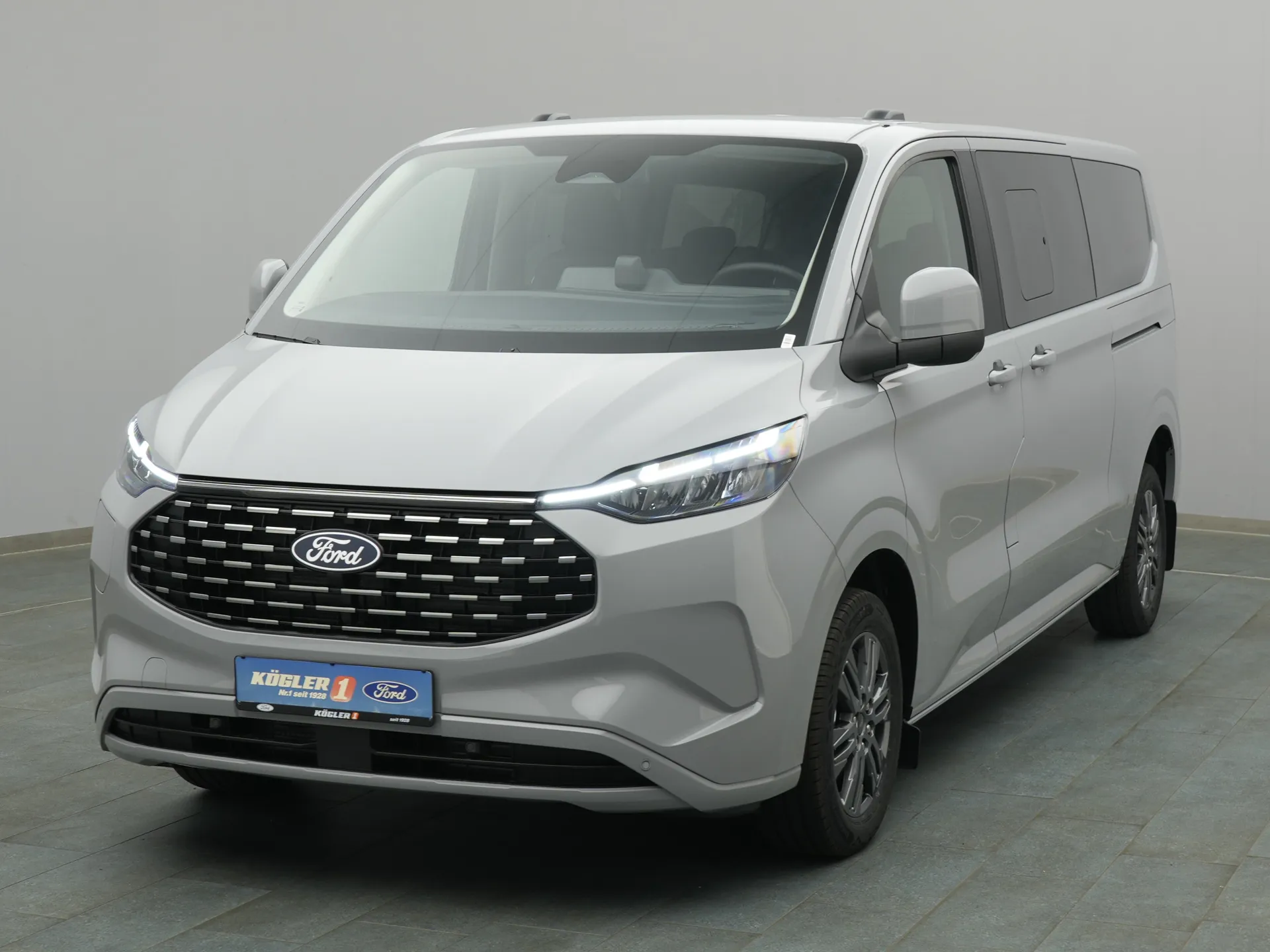 Ford Tourneo Custom in grau