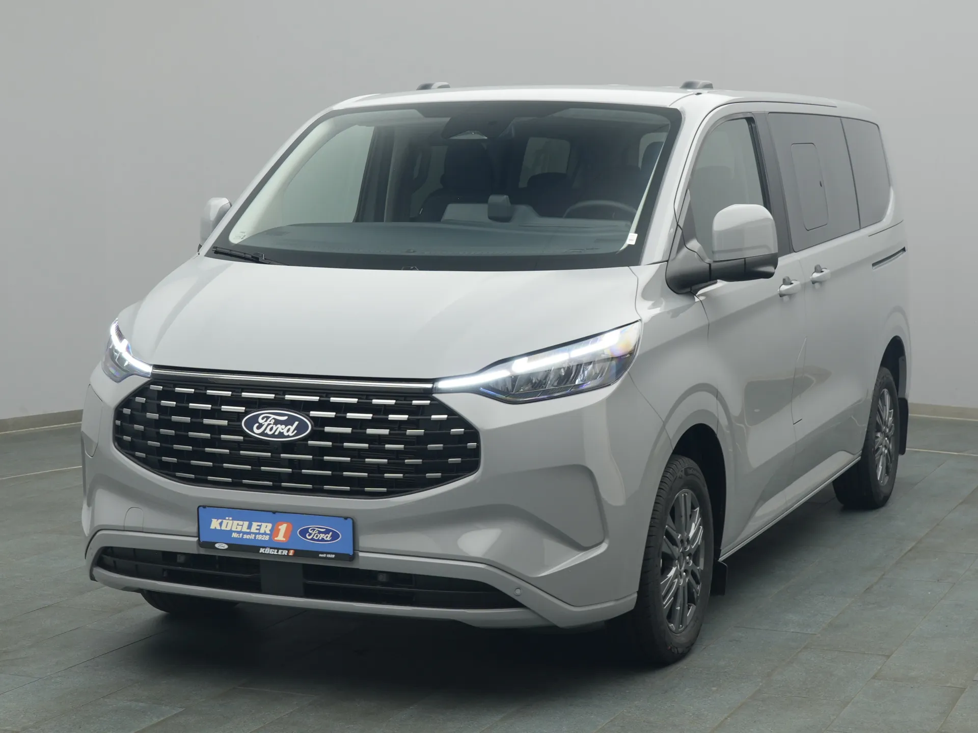 Ford Tourneo Custom in grau
