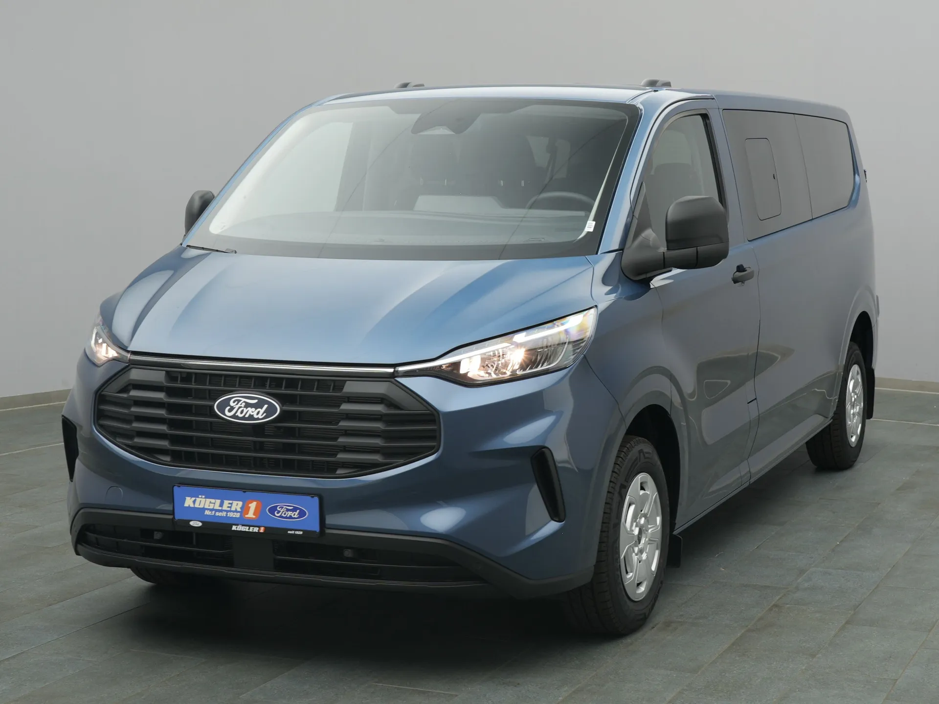 Ford Transit Custom Kombi in blau