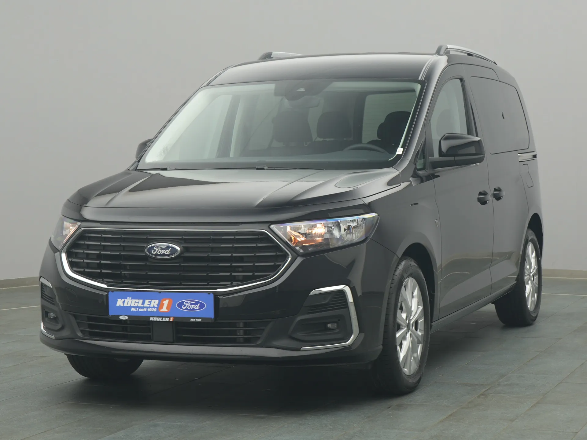 Ford Tourneo Connect Titanium in schwarz