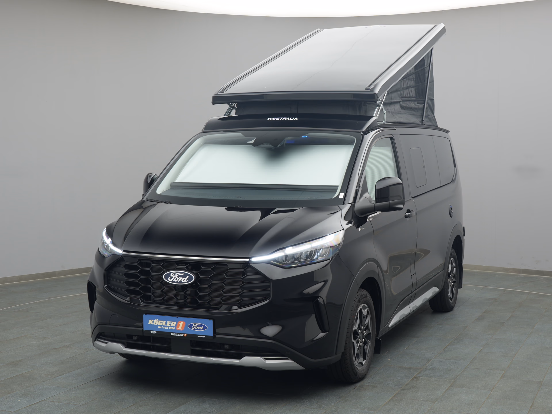 Ford Nugget in schwarz