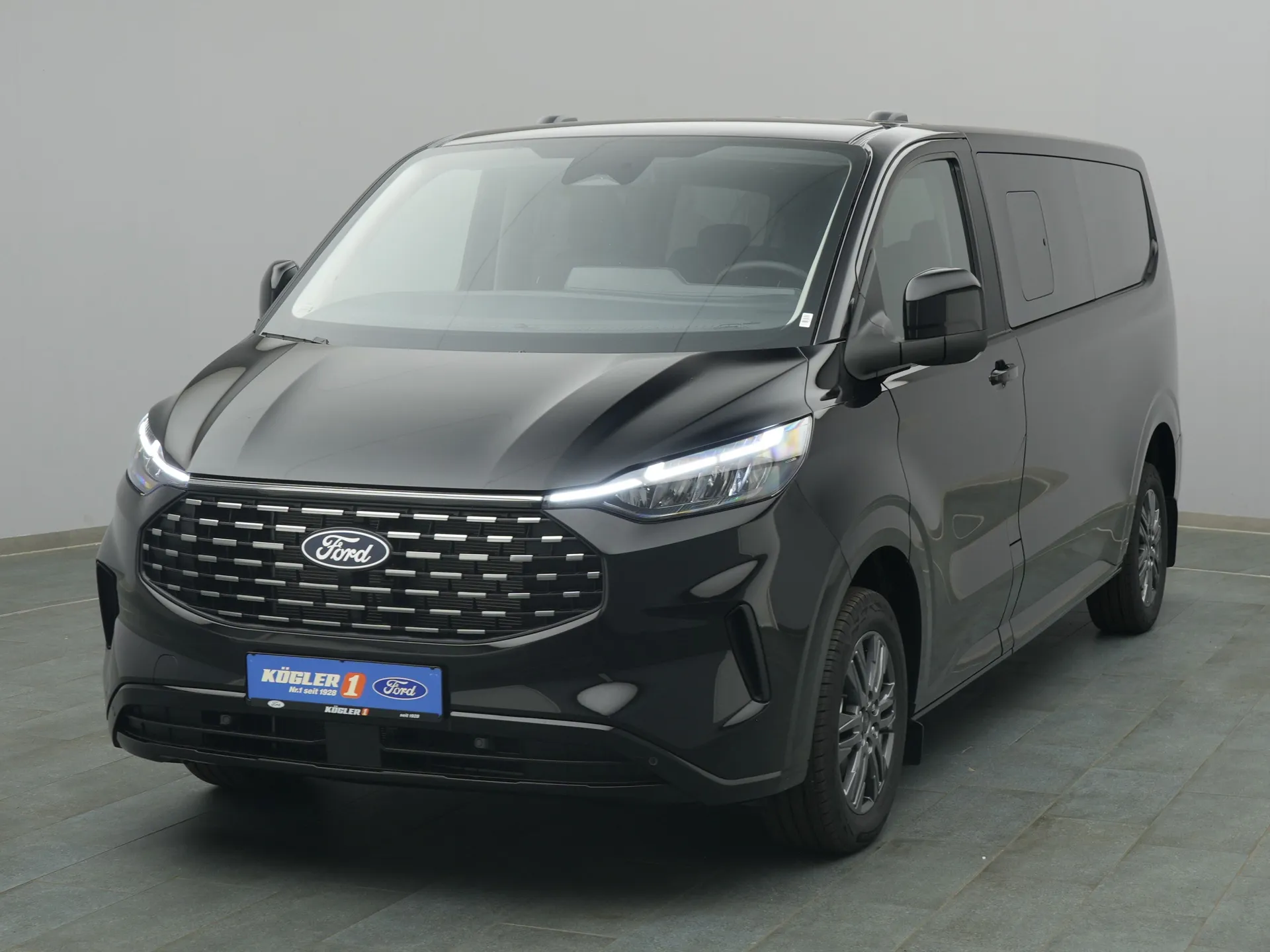 Ford Tourneo Custom in schwarz