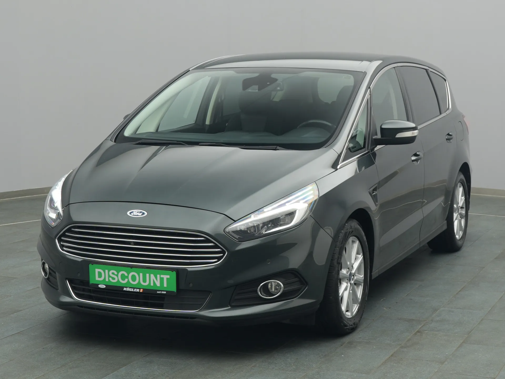 Ford S-MAX Titanium in grün