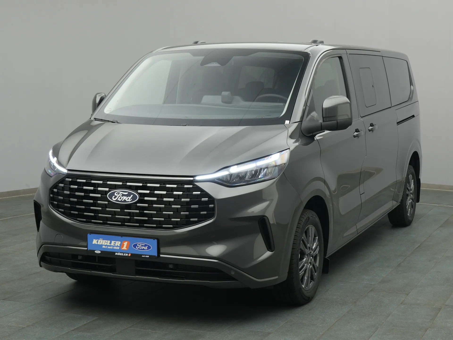 Ford Tourneo Custom in grau